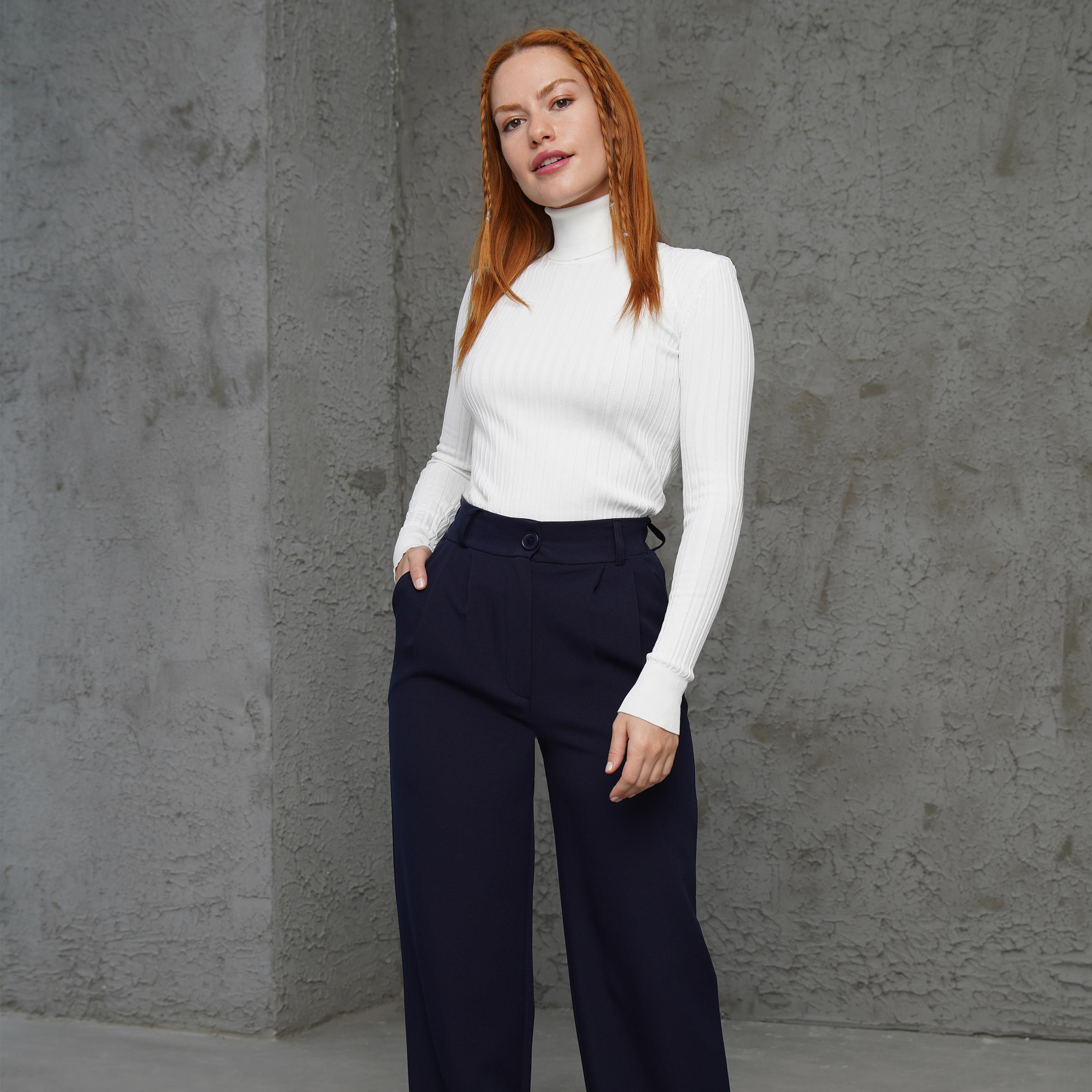 Eleganter, weißer, figurbetonter Rippstrick-Rollkragenpullover