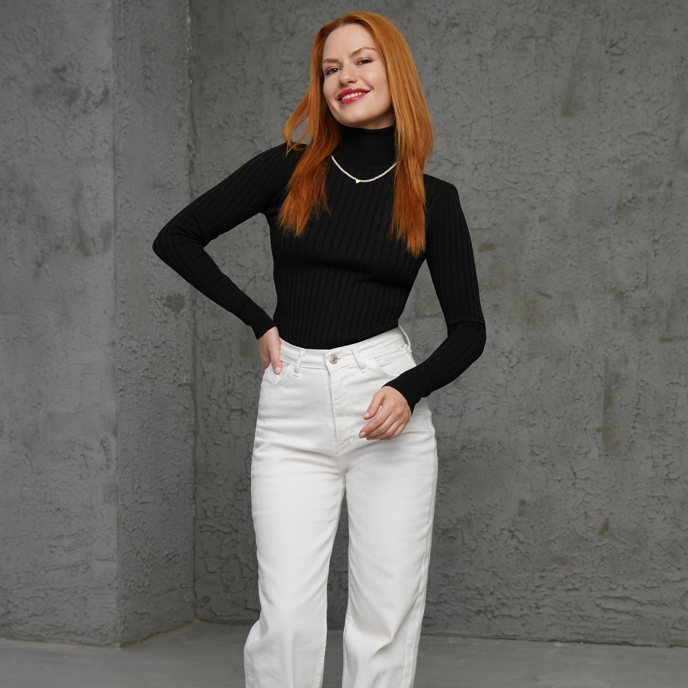 Klassischer schwarzer Rippstrick-Rollkragenpullover