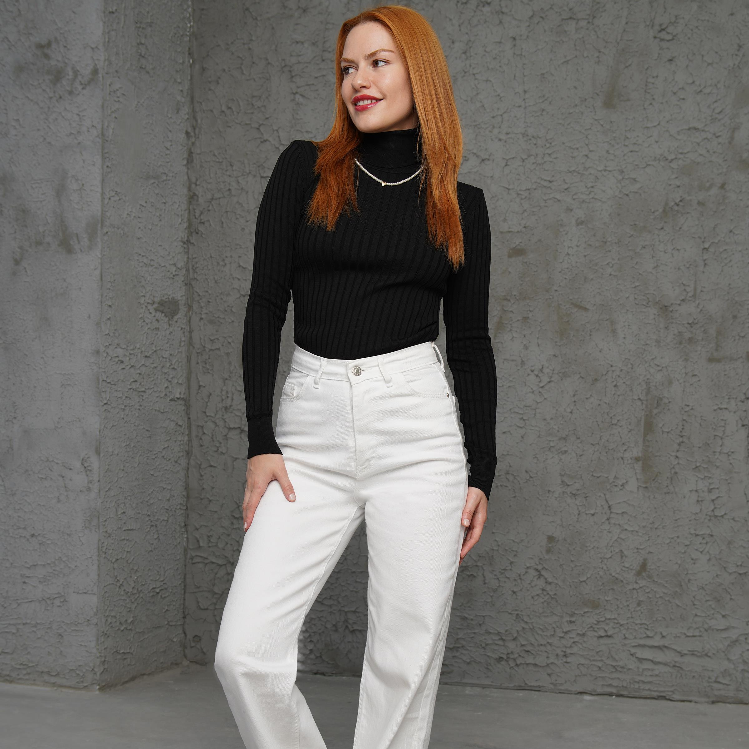 Klassischer schwarzer Rippstrick-Rollkragenpullover