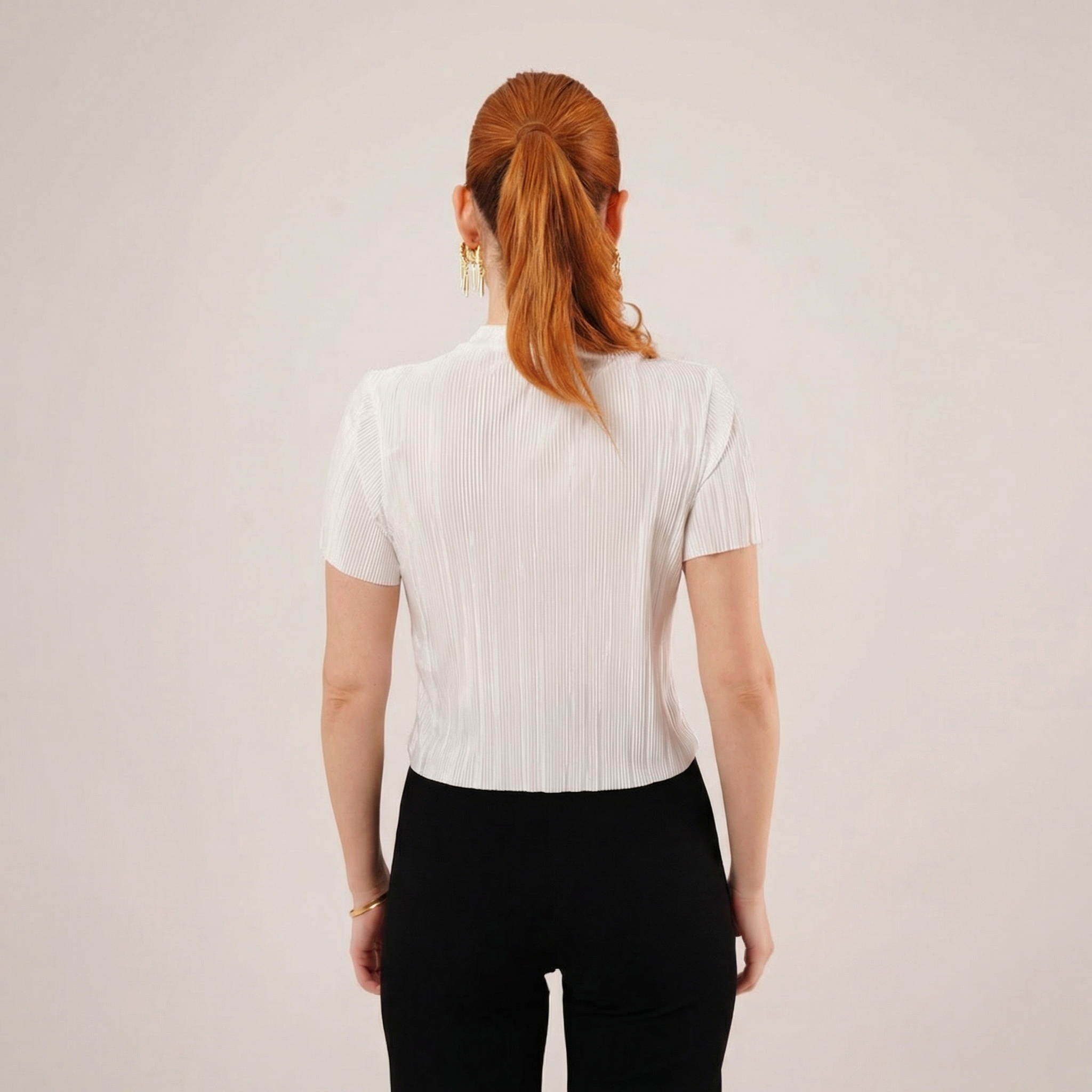 Elegante weiße Bluse in Plissee-Rippenoptik mit kurzen Ärmeln