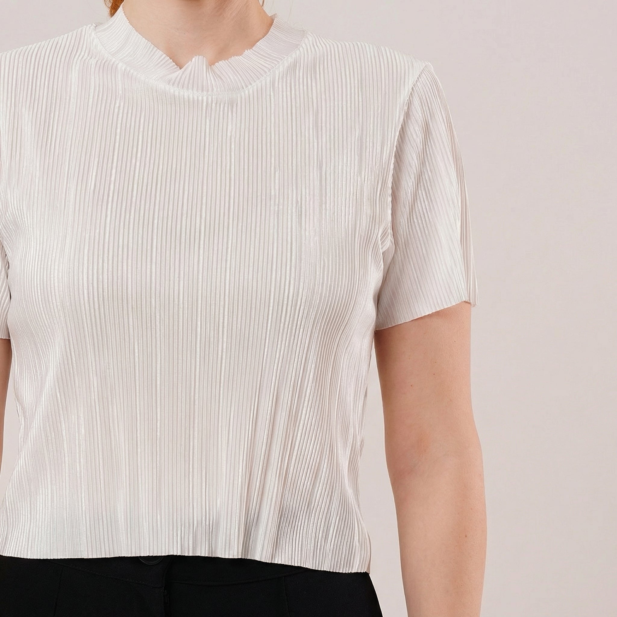 Elegante weiße Bluse in Plissee-Rippenoptik mit kurzen Ärmeln