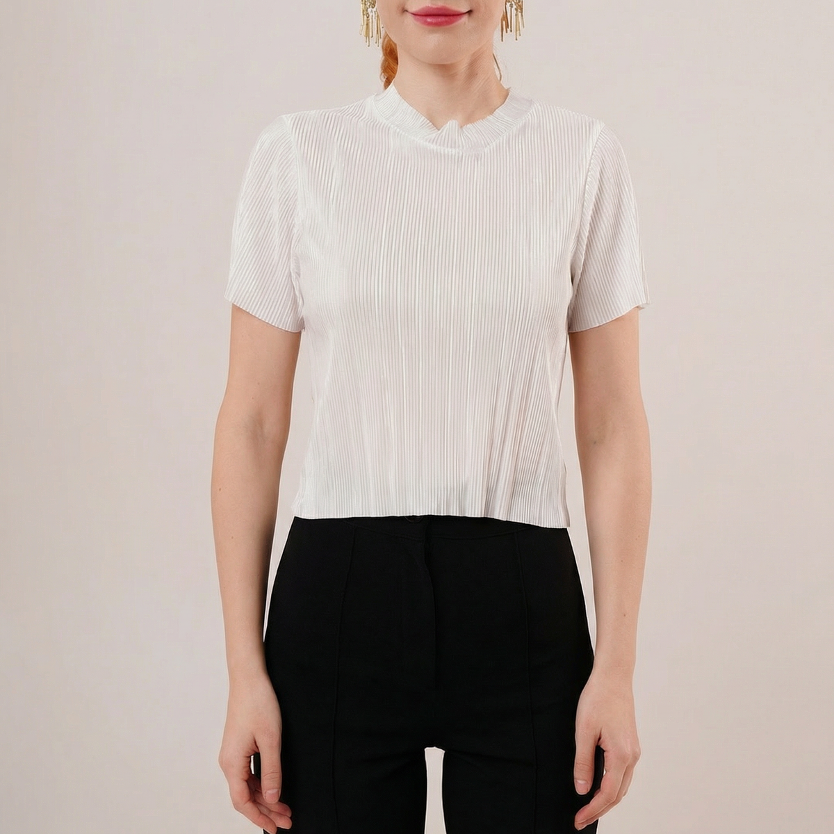 Elegante weiße Bluse in Plissee-Rippenoptik mit kurzen Ärmeln