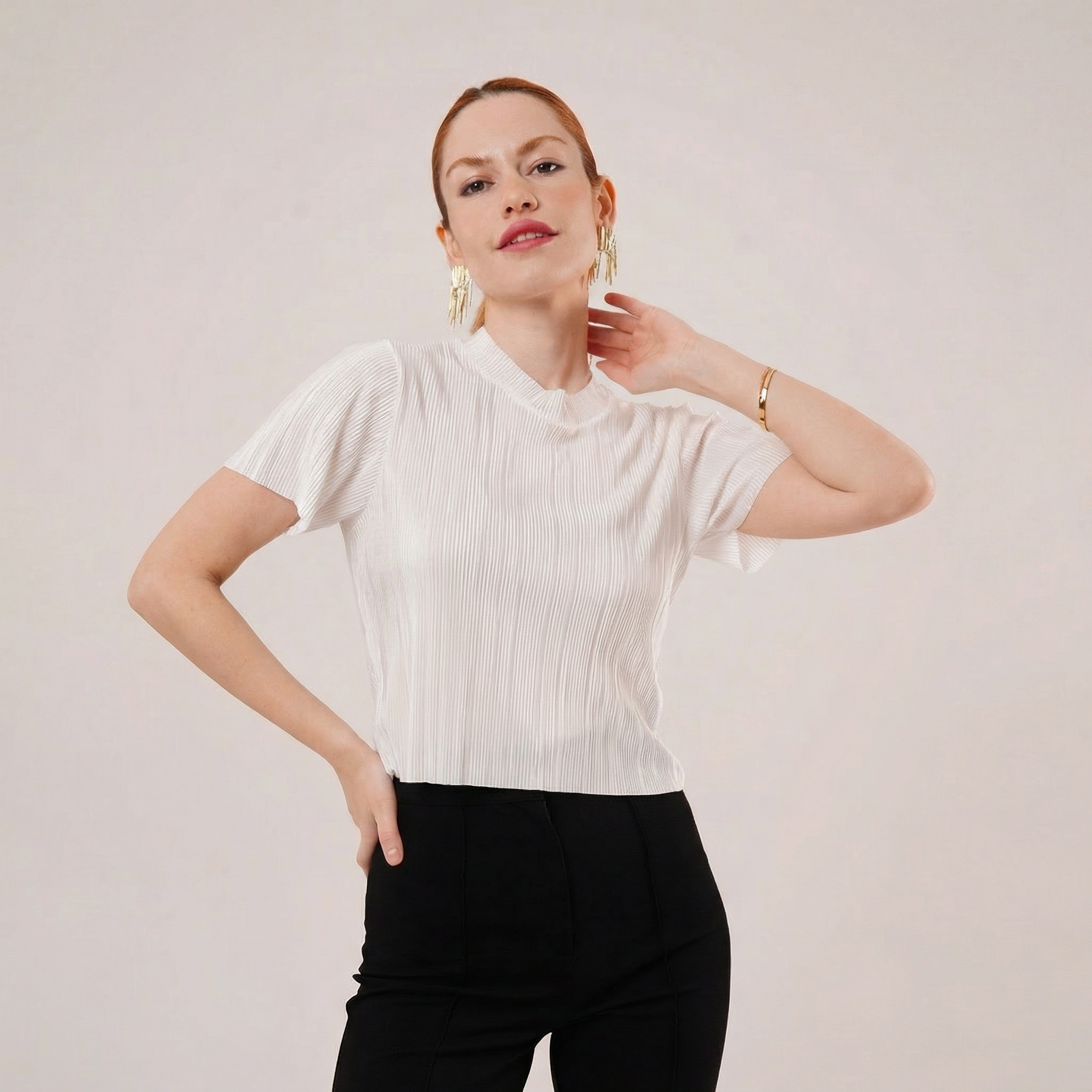 Elegante weiße Bluse in Plissee-Rippenoptik mit kurzen Ärmeln