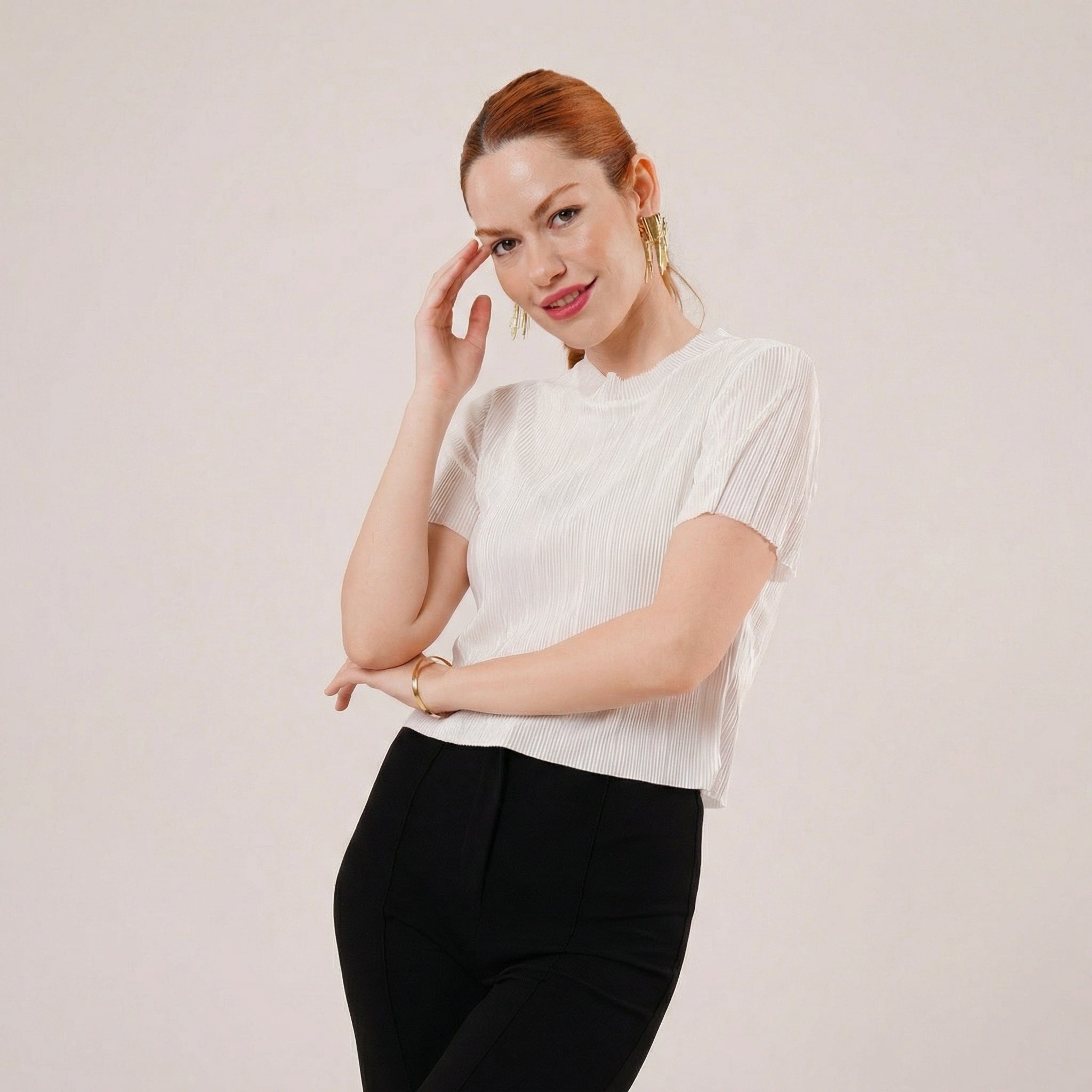 Elegante weiße Bluse in Plissee-Rippenoptik mit kurzen Ärmeln