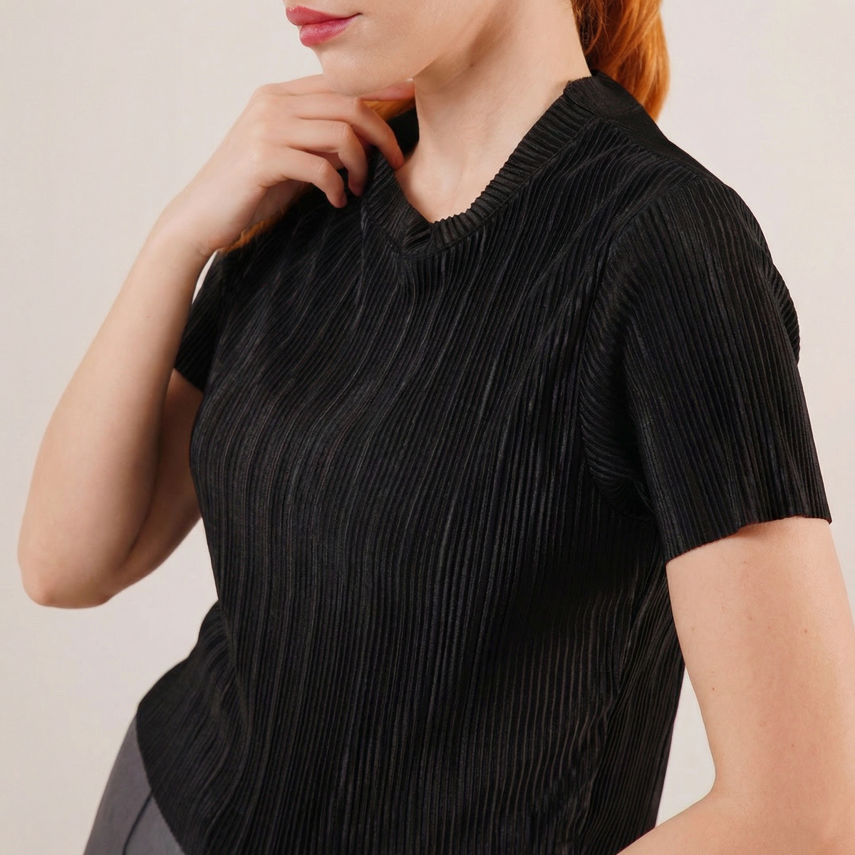 Schwarze Bluse mit mikrofeinen Falten, kurzen Ärmeln und dezentem Schimmer