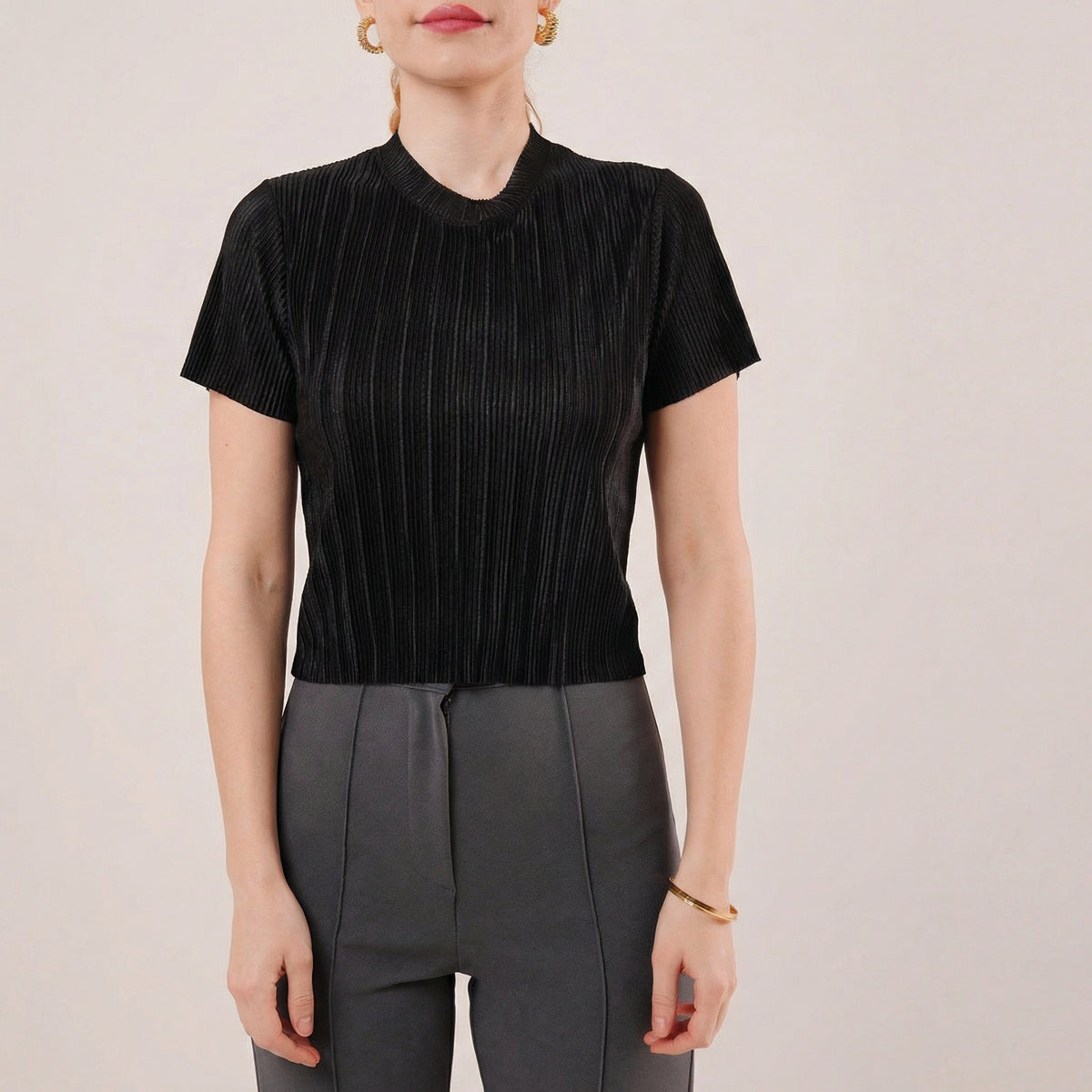 Schwarze Bluse mit mikrofeinen Falten, kurzen Ärmeln und dezentem Schimmer