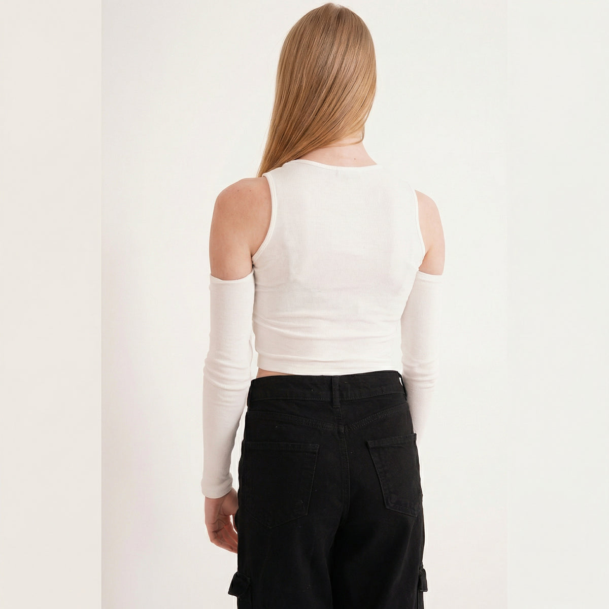 Geripptes Longsleeve Crop Top mit Cold Shoulders in Ecru