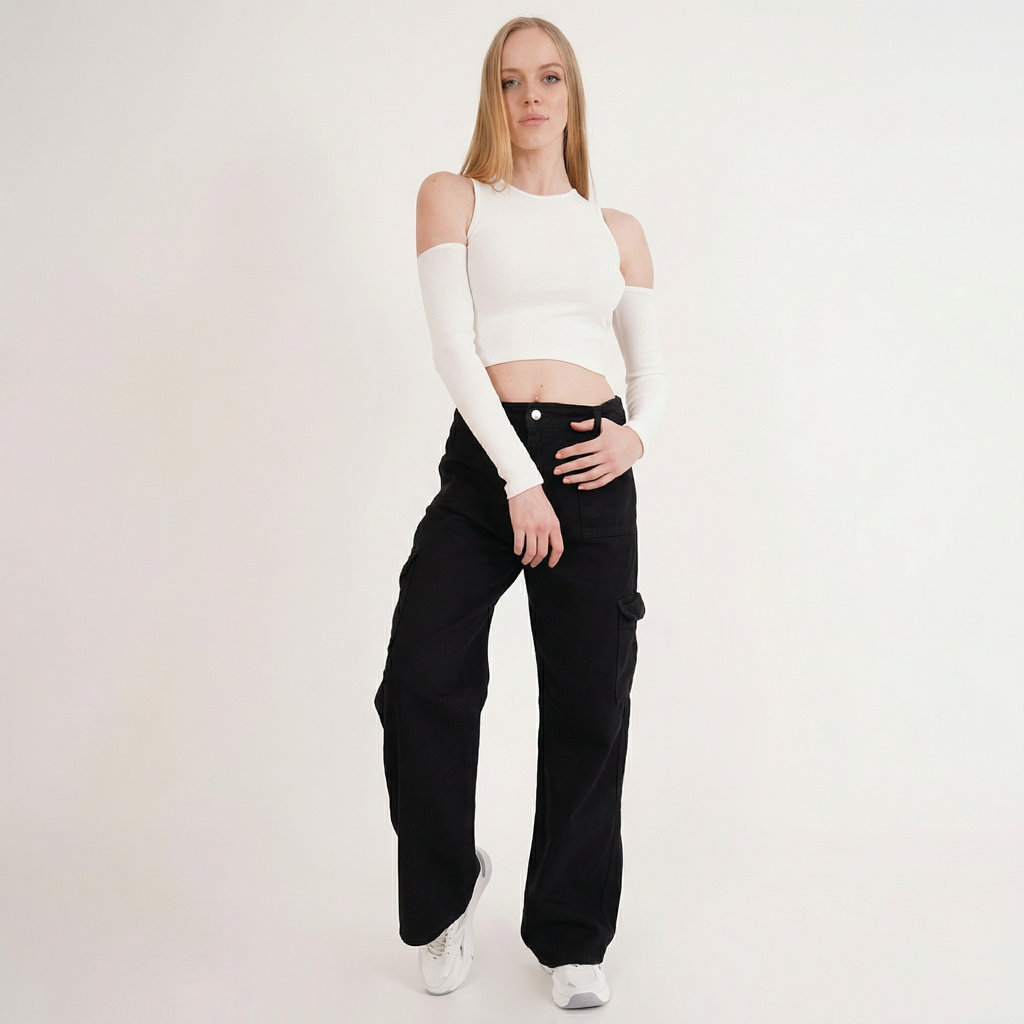 Geripptes Longsleeve Crop Top mit Cold Shoulders in Ecru