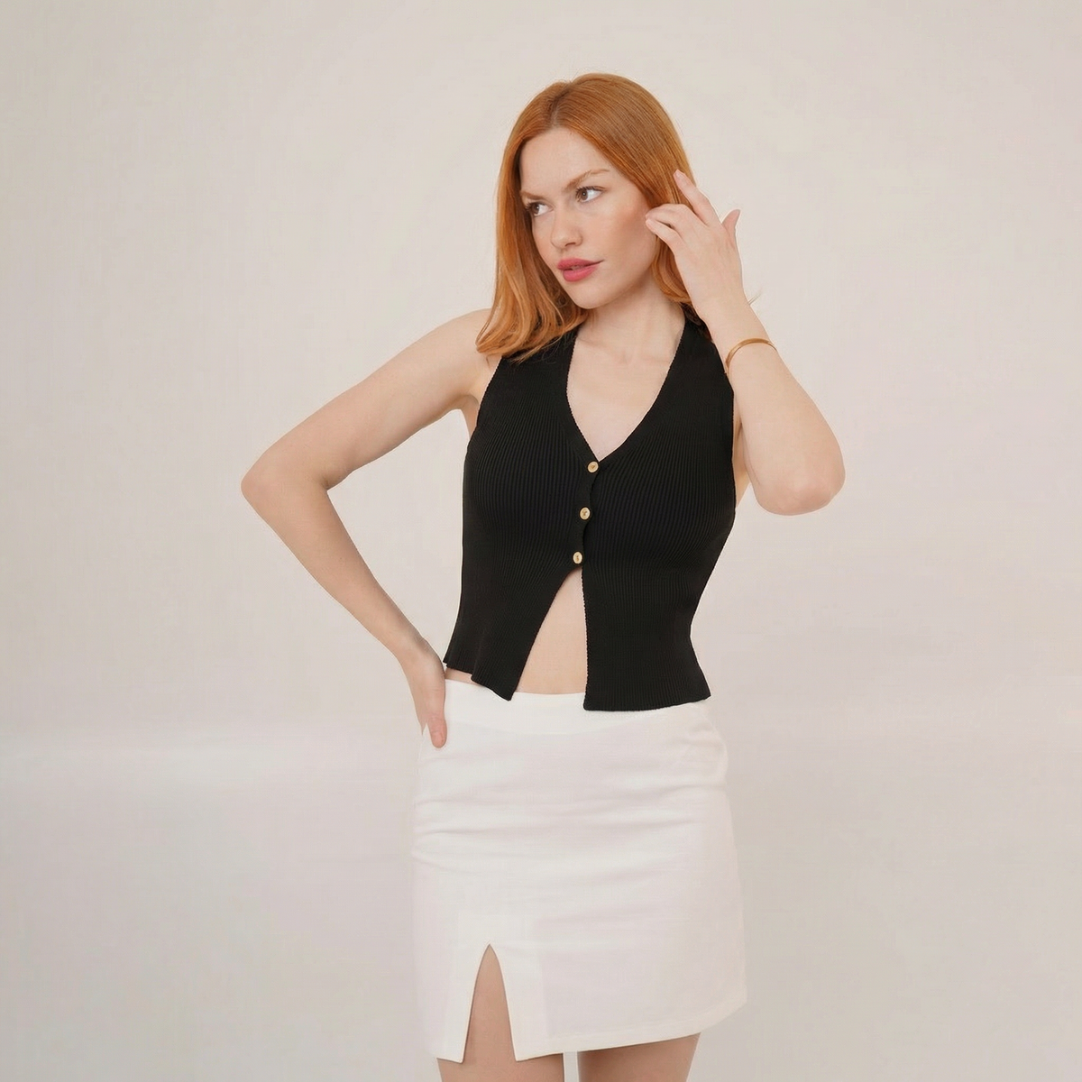 Schwarzes, ärmelloses Ripp-Crop-Top mit Knopfleiste