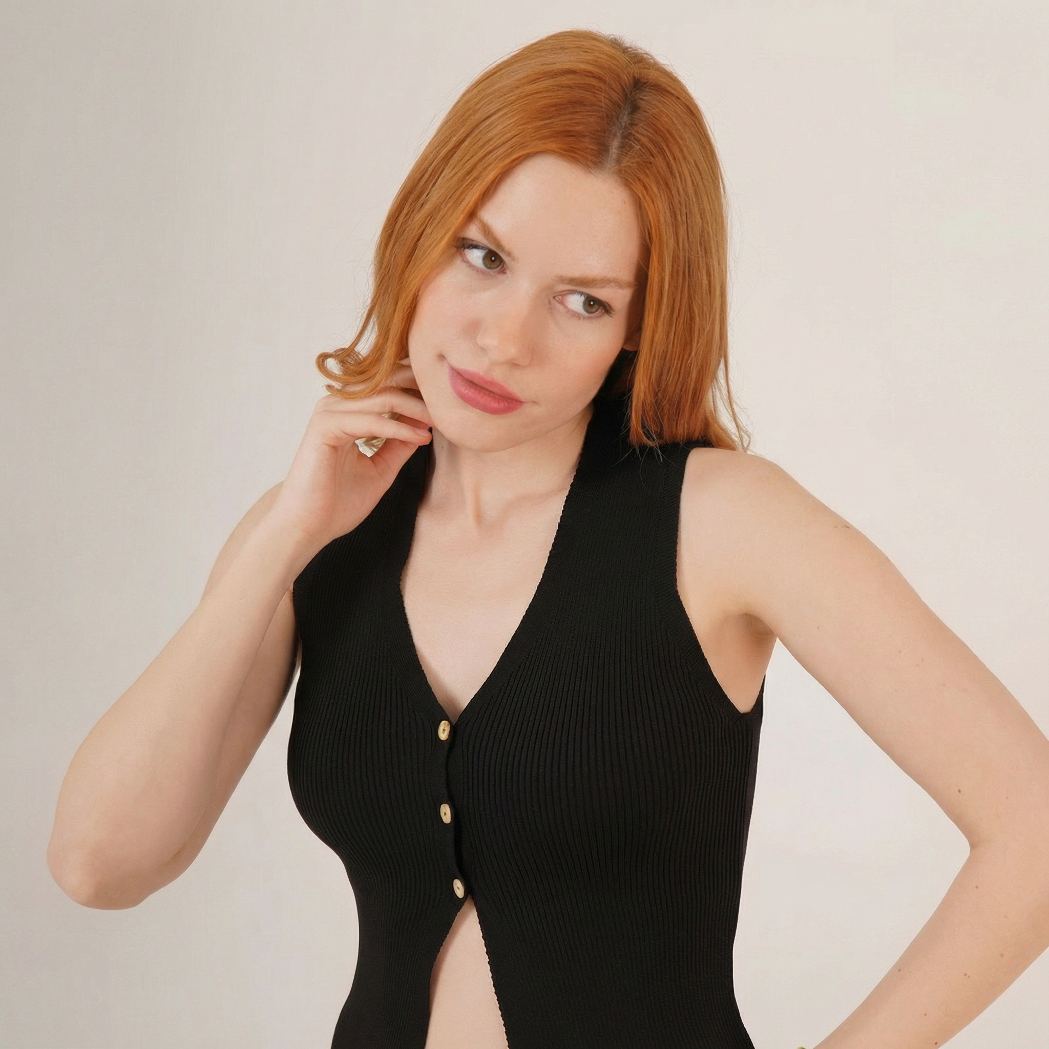 Schwarzes, ärmelloses Ripp-Crop-Top mit Knopfleiste