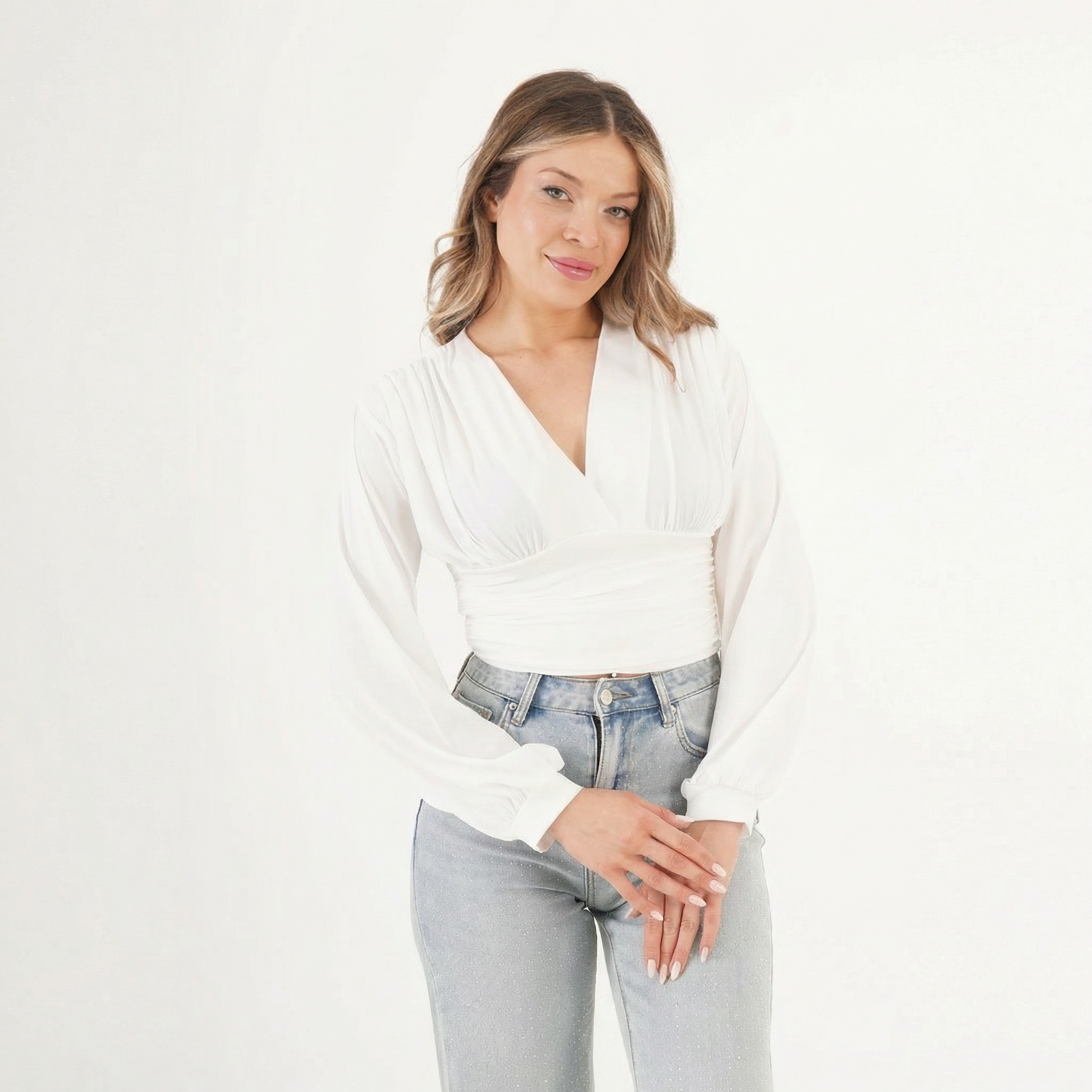 Elegante weiße Wickelbluse in Kurzform mit V-Ausschnitt