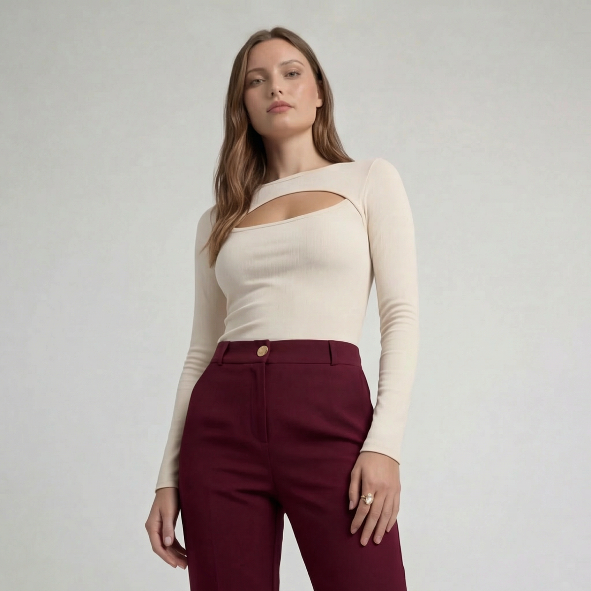 Ecrutfarbene, figurbetonte Langarmbluse mit Cut-Out-Detail vorne