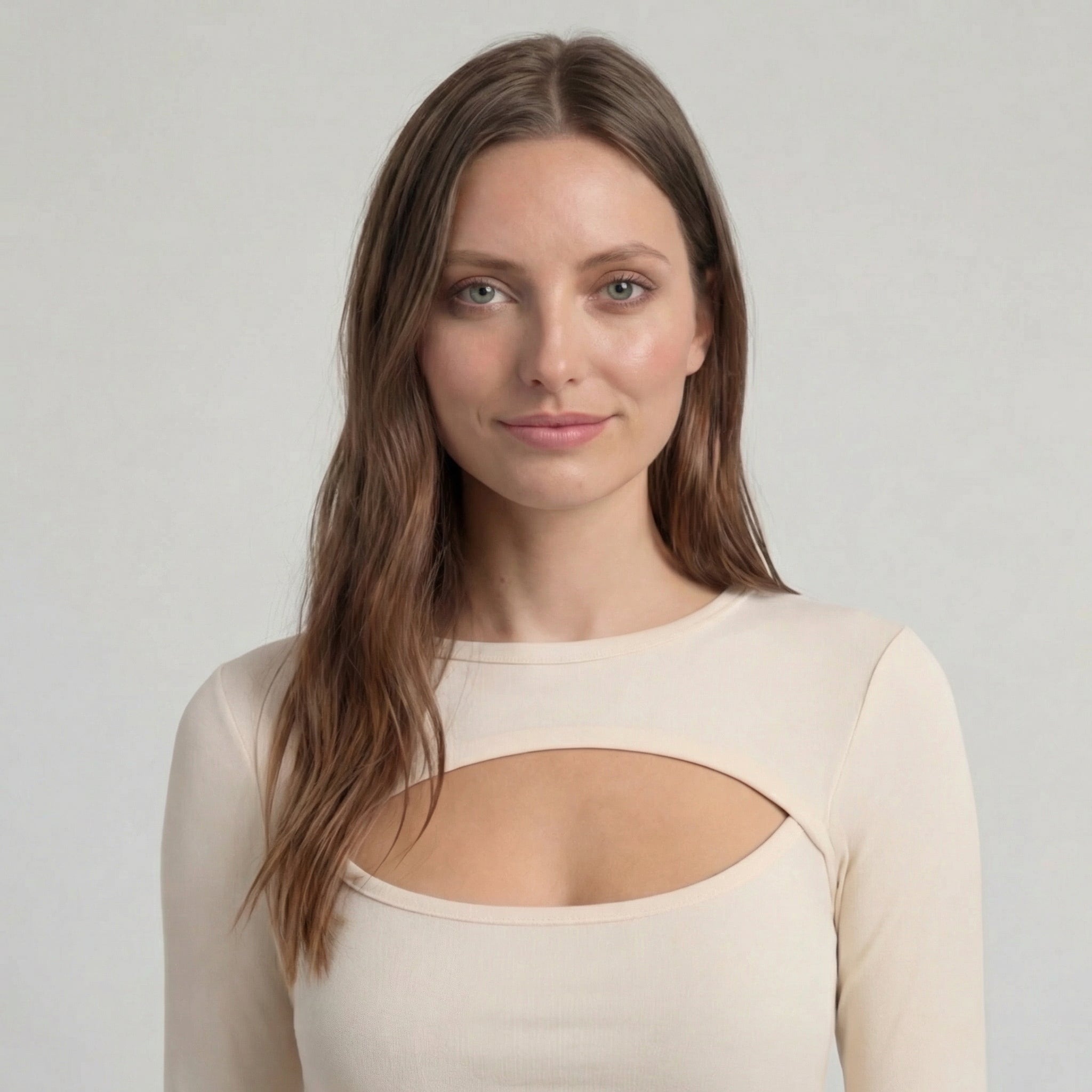 Ecrutfarbene, figurbetonte Langarmbluse mit Cut-Out-Detail vorne
