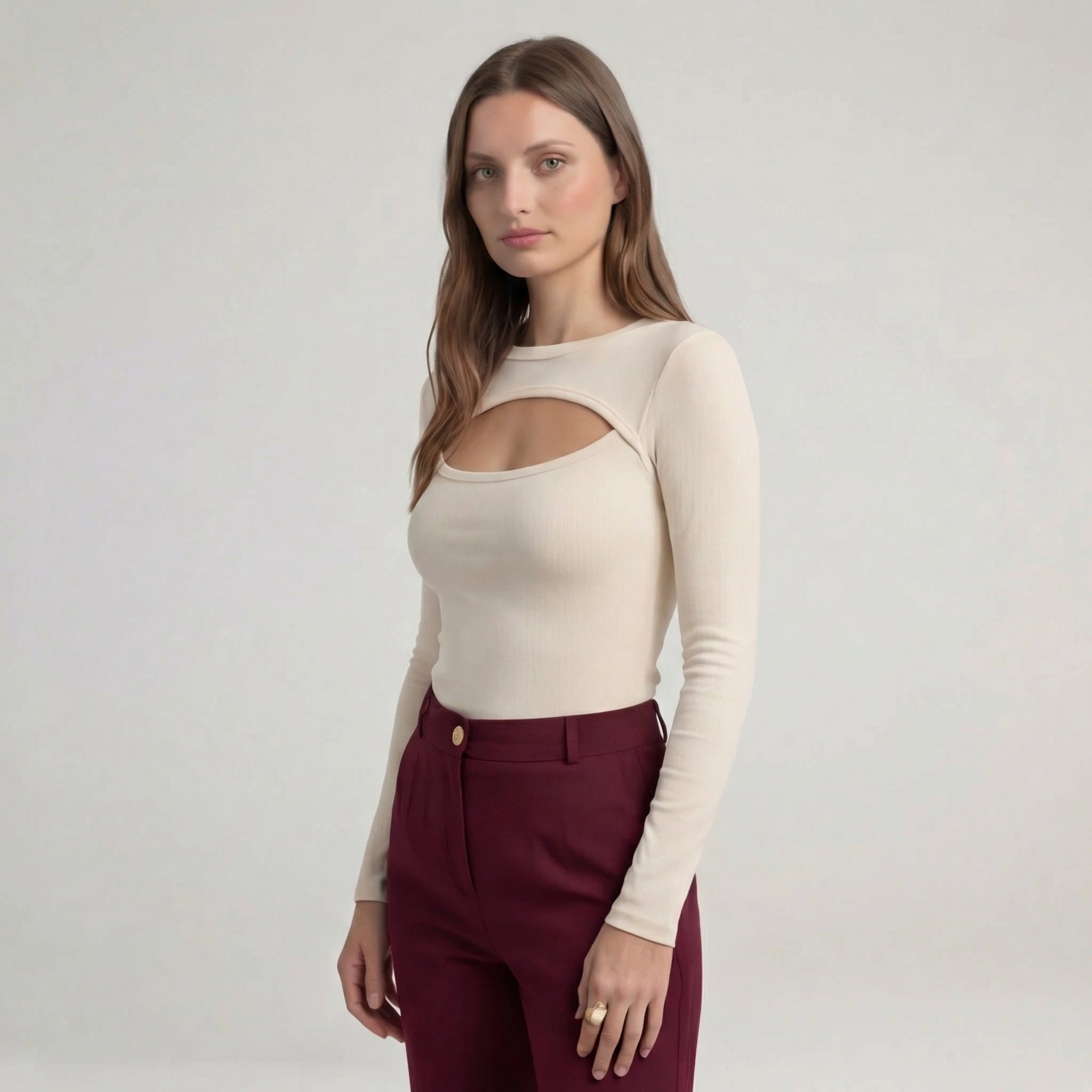 Ecrutfarbene, figurbetonte Langarmbluse mit Cut-Out-Detail vorne
