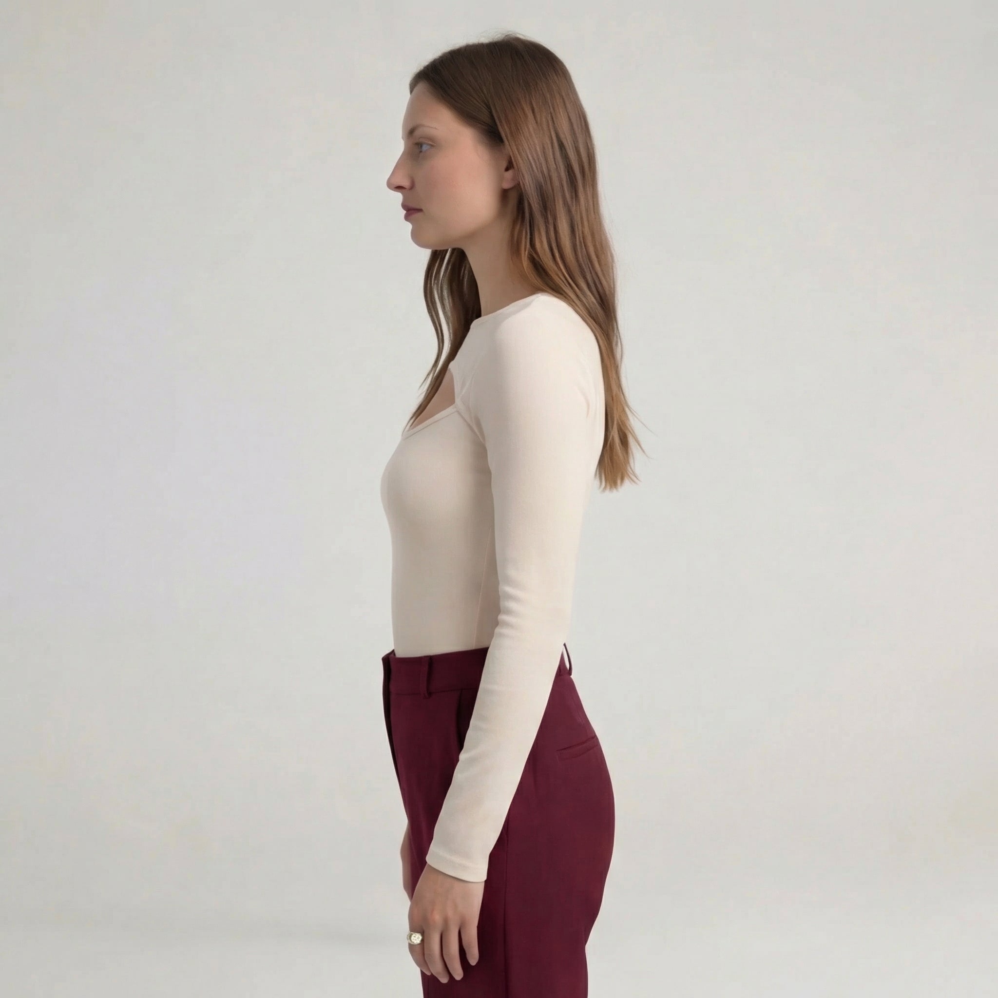 Ecrutfarbene, figurbetonte Langarmbluse mit Cut-Out-Detail vorne