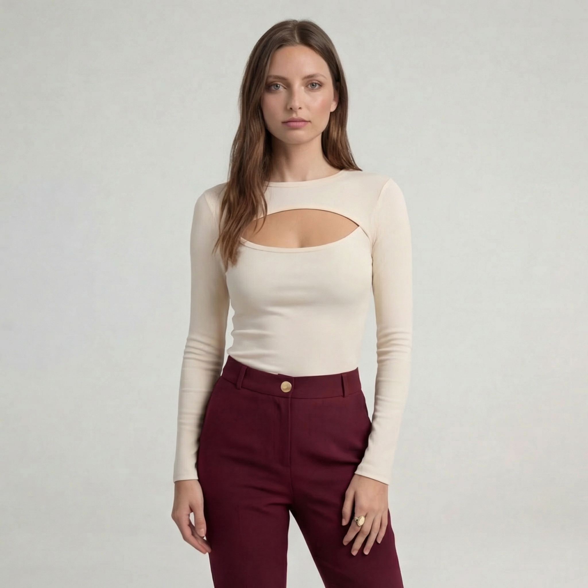 Ecrutfarbene, figurbetonte Langarmbluse mit Cut-Out-Detail vorne