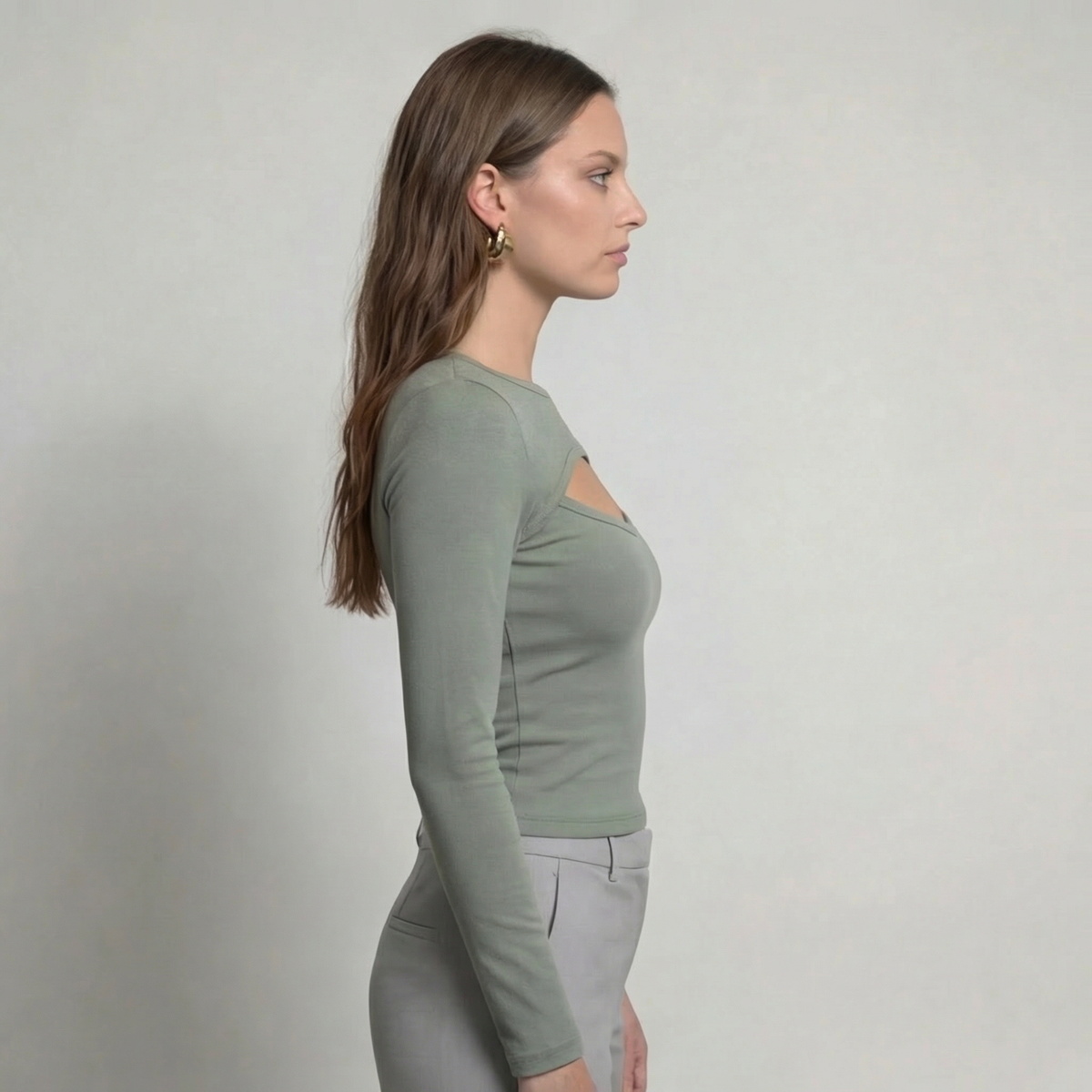 Salbeigrünes, kurzes Langarm-Top mit Cut-Out-Details