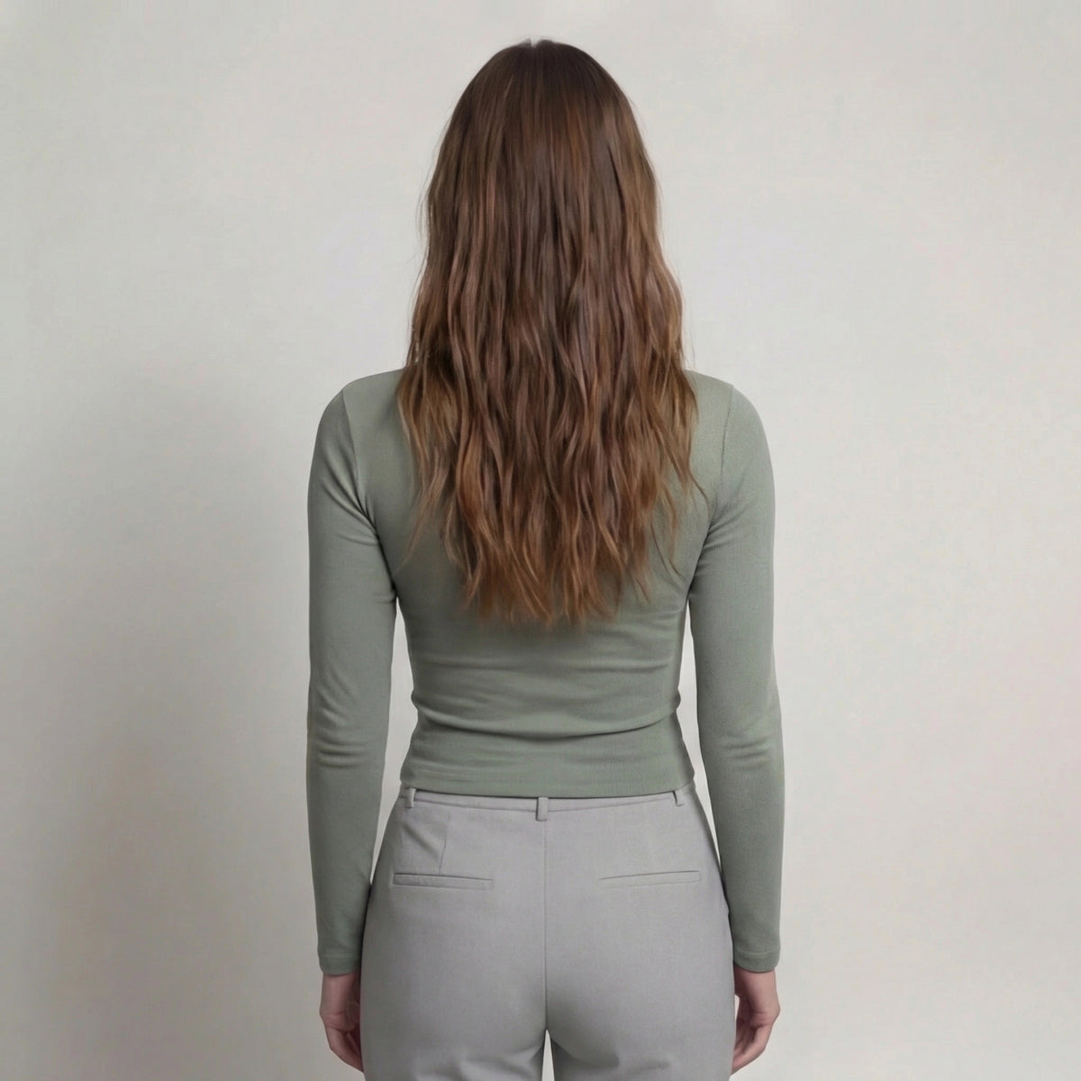 Salbeigrünes, kurzes Langarm-Top mit Cut-Out-Details