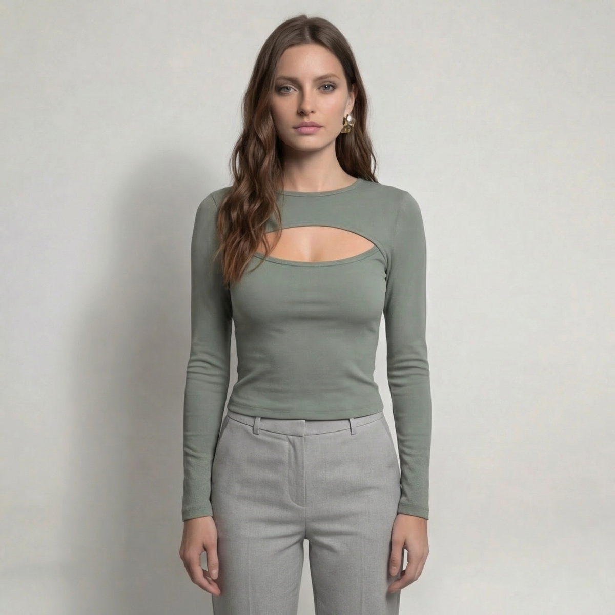 Salbeigrünes, kurzes Langarm-Top mit Cut-Out-Details