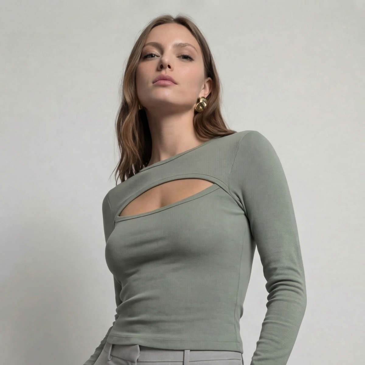 Salbeigrünes, kurzes Langarm-Top mit Cut-Out-Details