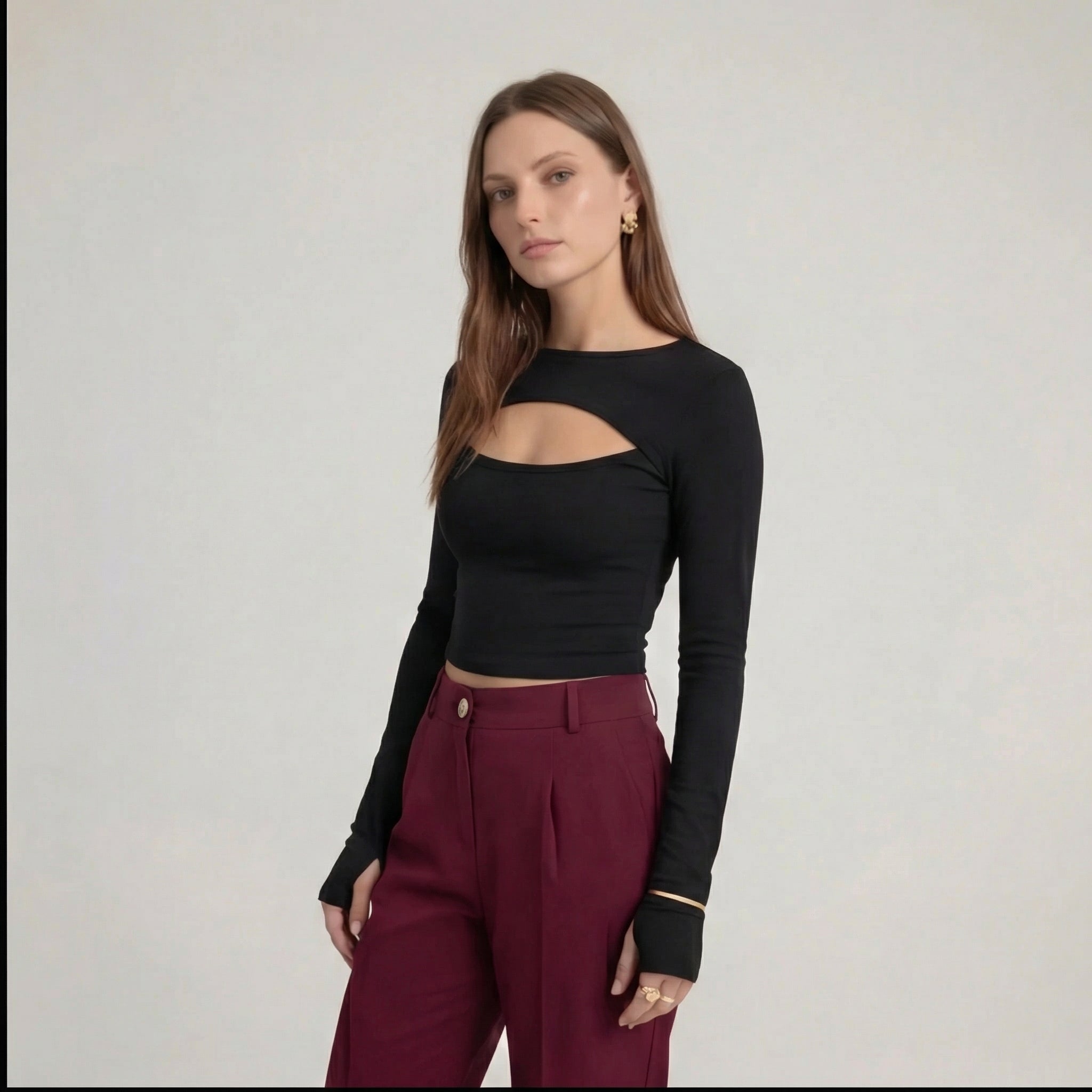 Schwarzes Langarm-Crop-Top mit Cut-Out und extralangen Bündchen