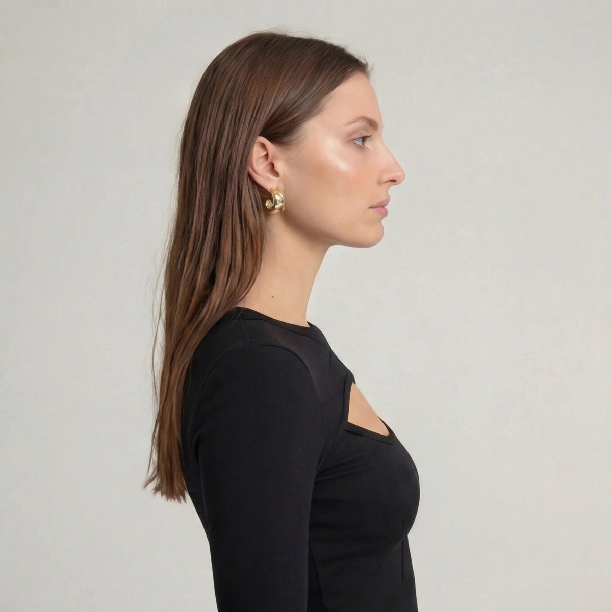 Schwarzes Langarm-Crop-Top mit Cut-Out und extralangen Bündchen