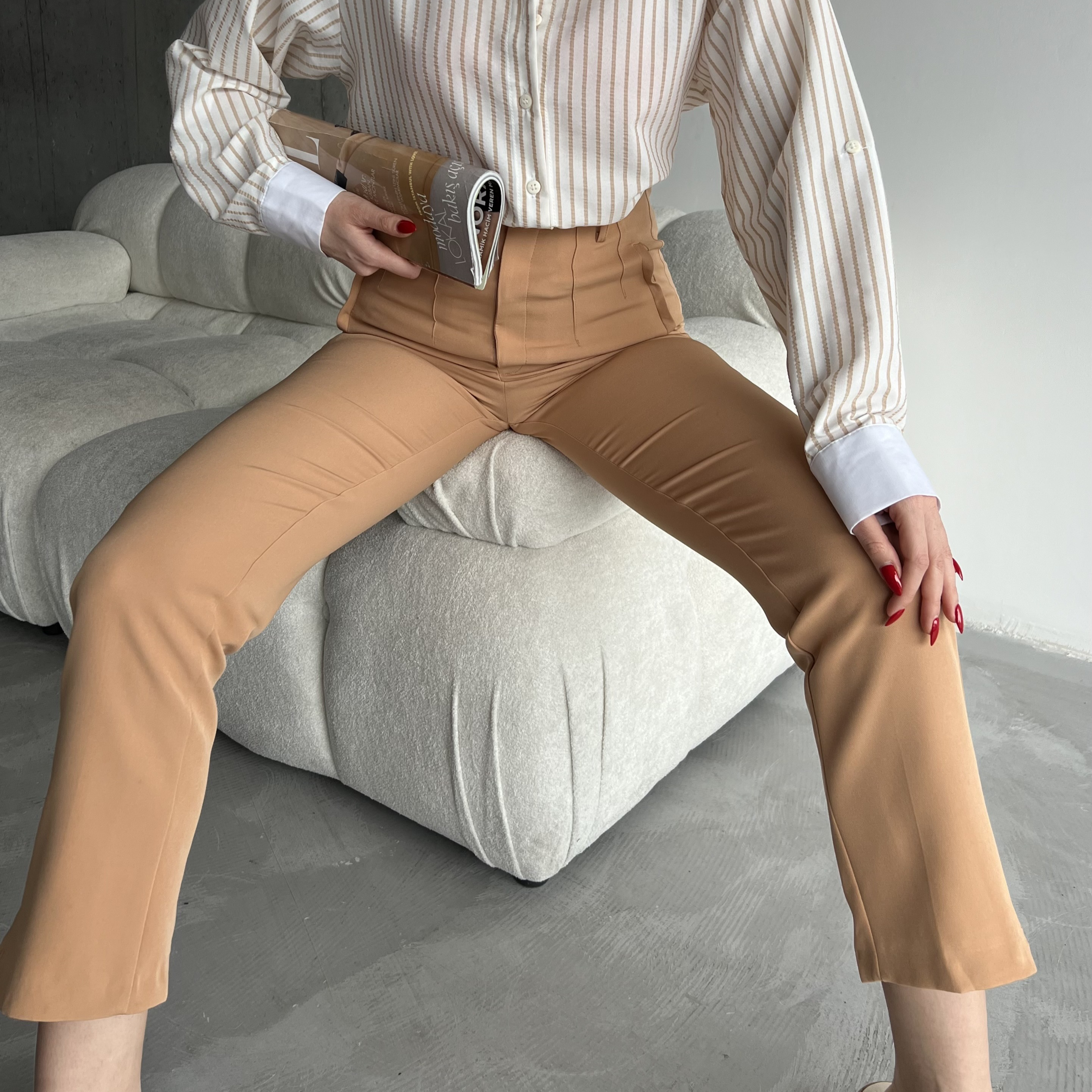 Elegante, taillierte Bundfaltenhose in Camel mit hoher Taille