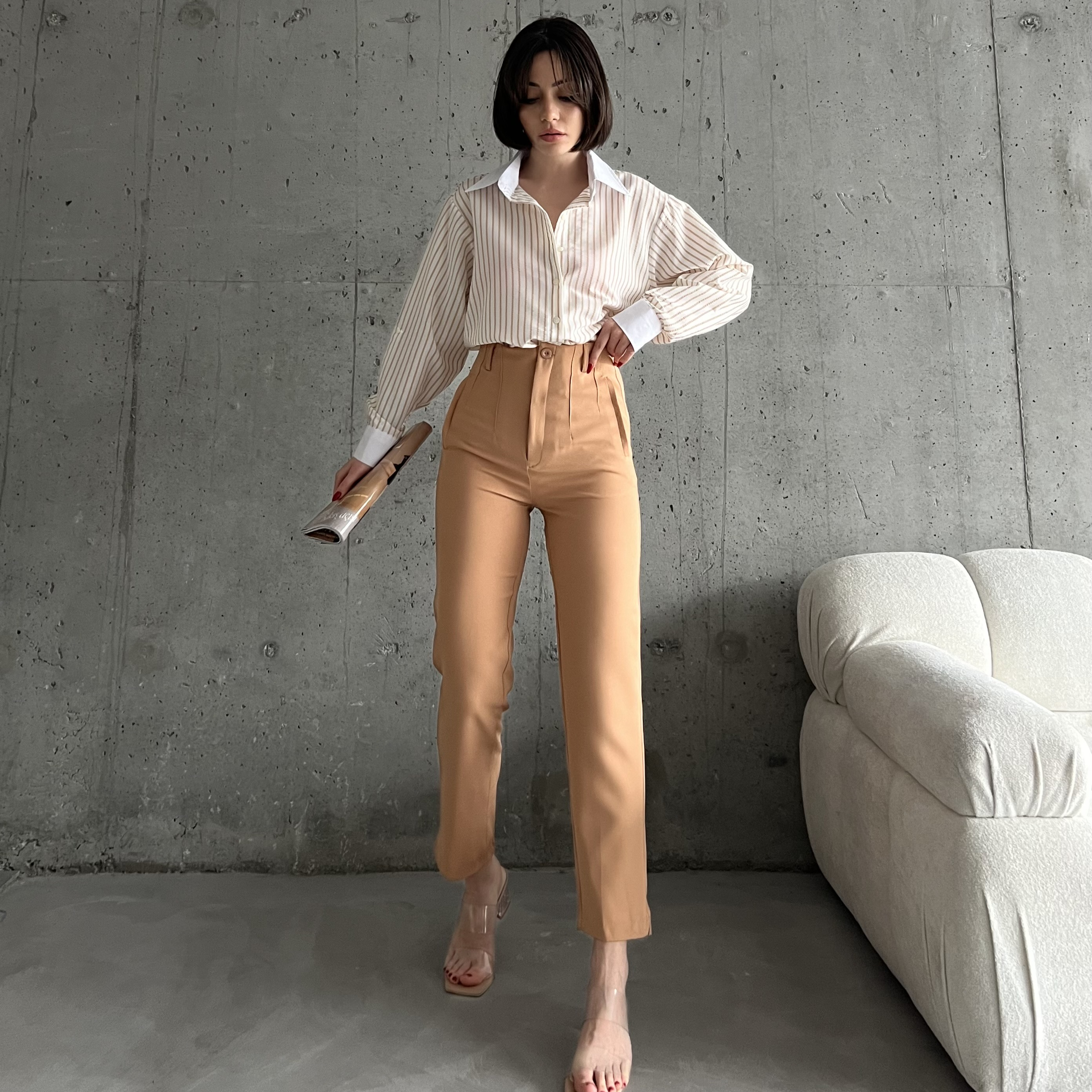 Elegante, taillierte Bundfaltenhose in Camel mit hoher Taille
