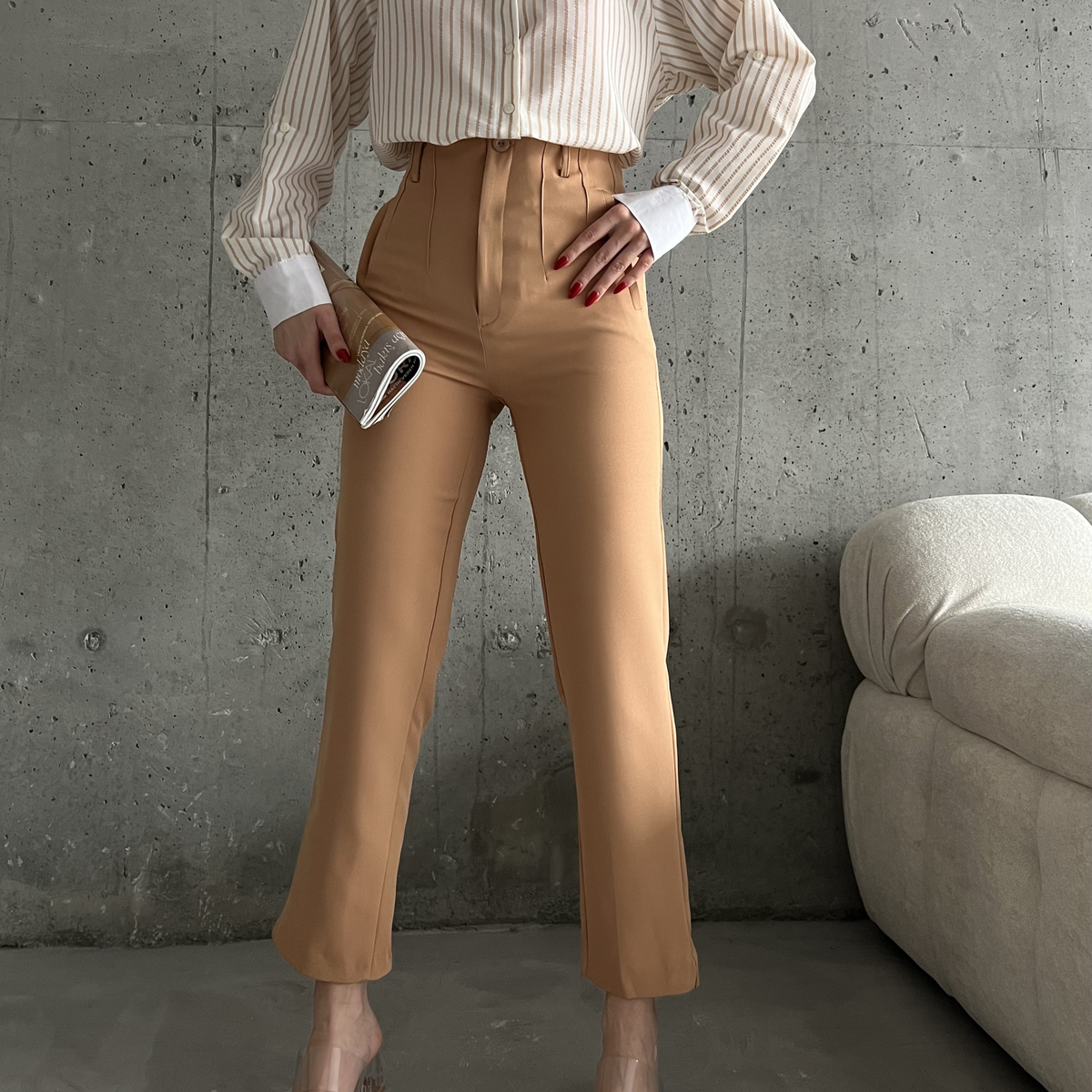 Elegante, taillierte Bundfaltenhose in Camel mit hoher Taille