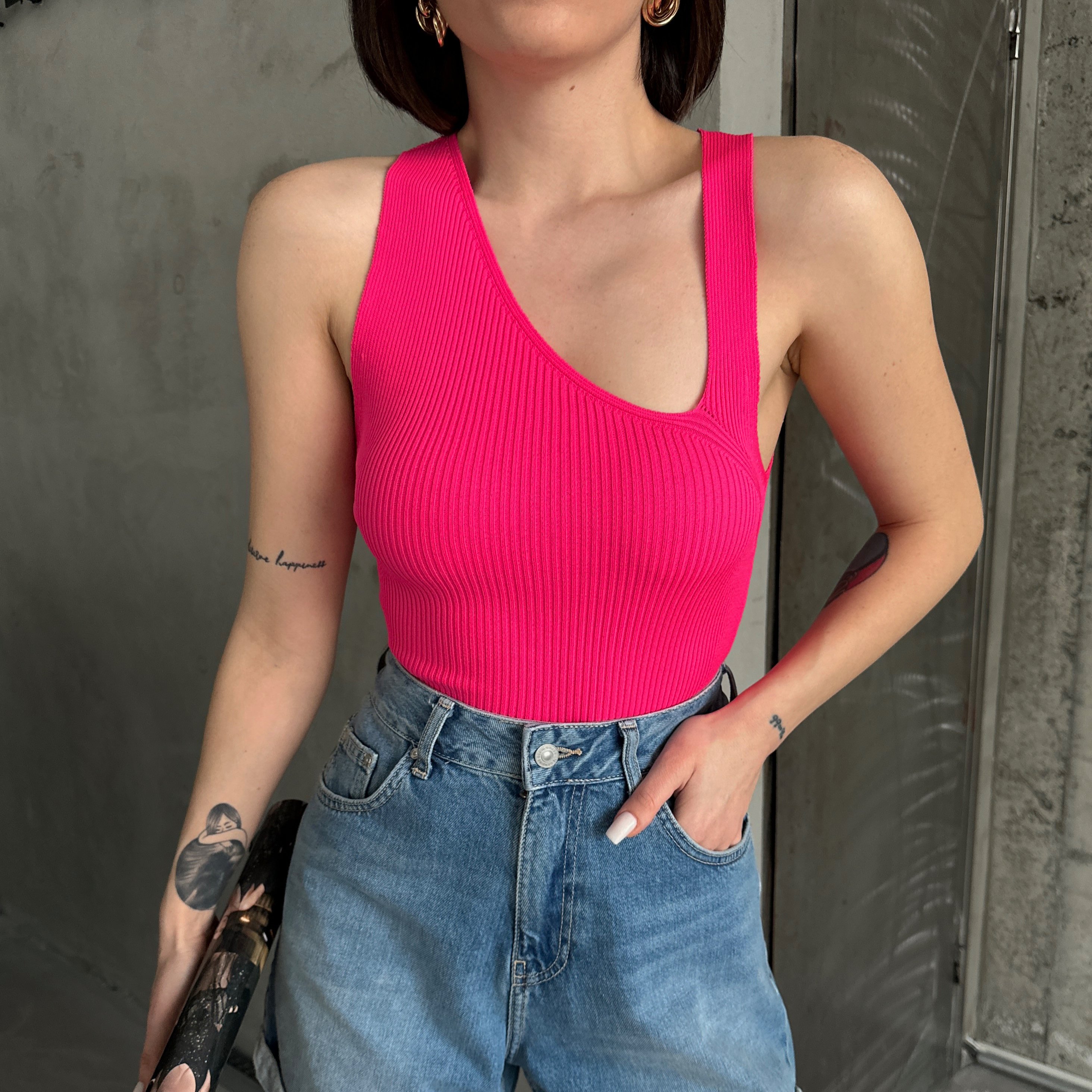 Asymmetrisches Rippstrick-Top in Knallrosa