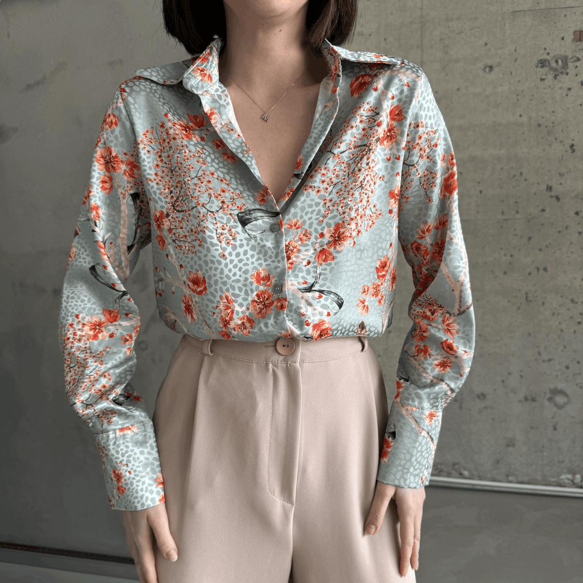 Gedrucktes Hemd mit Pflaumenzweig-Muster in Satin-Optik in Mintgrün
