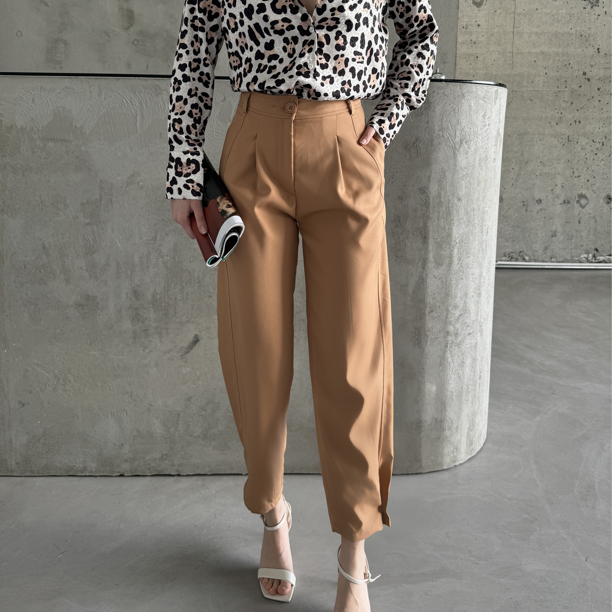 Tapered Hose mit Knopfdach am Saum in Warmem Camel
