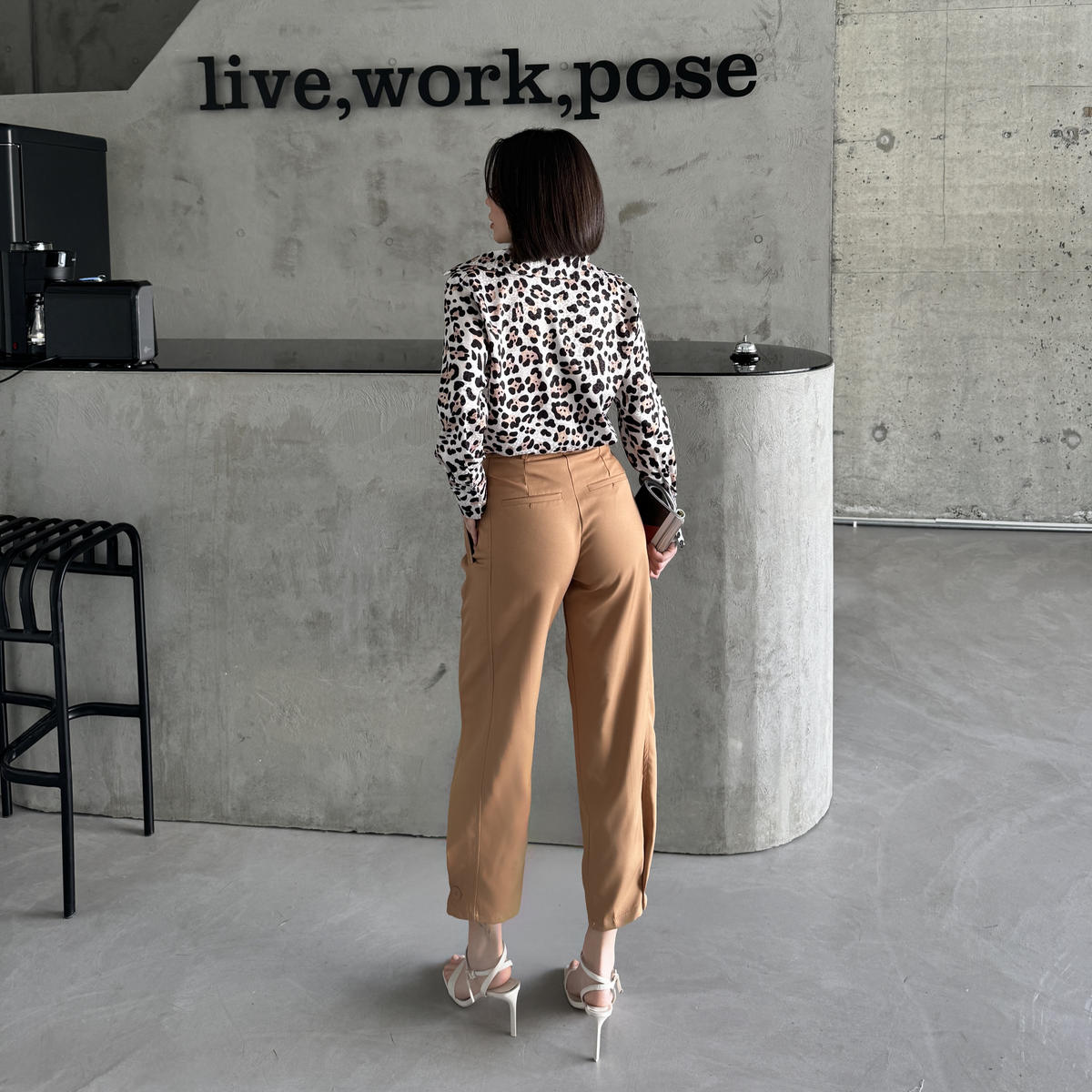 Tapered Hose mit Knopfdach am Saum in Warmem Camel