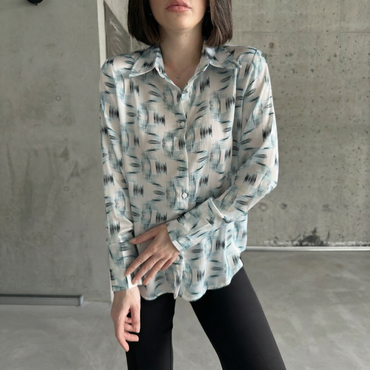 Fließendes Hemd mit abstraktem Fledermaus-Print in Teal und Weiß