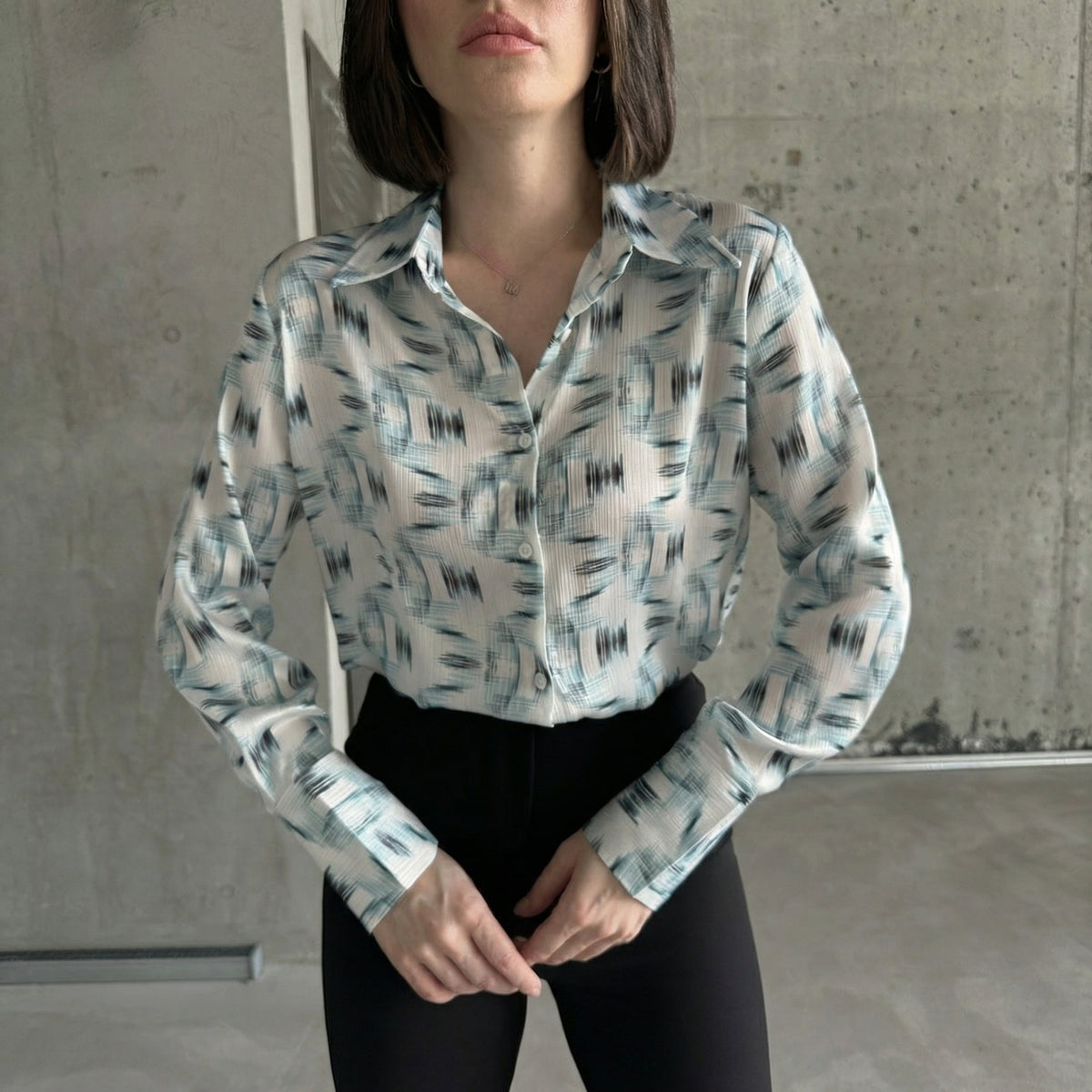 Fließendes Hemd mit abstraktem Fledermaus-Print in Teal und Weiß
