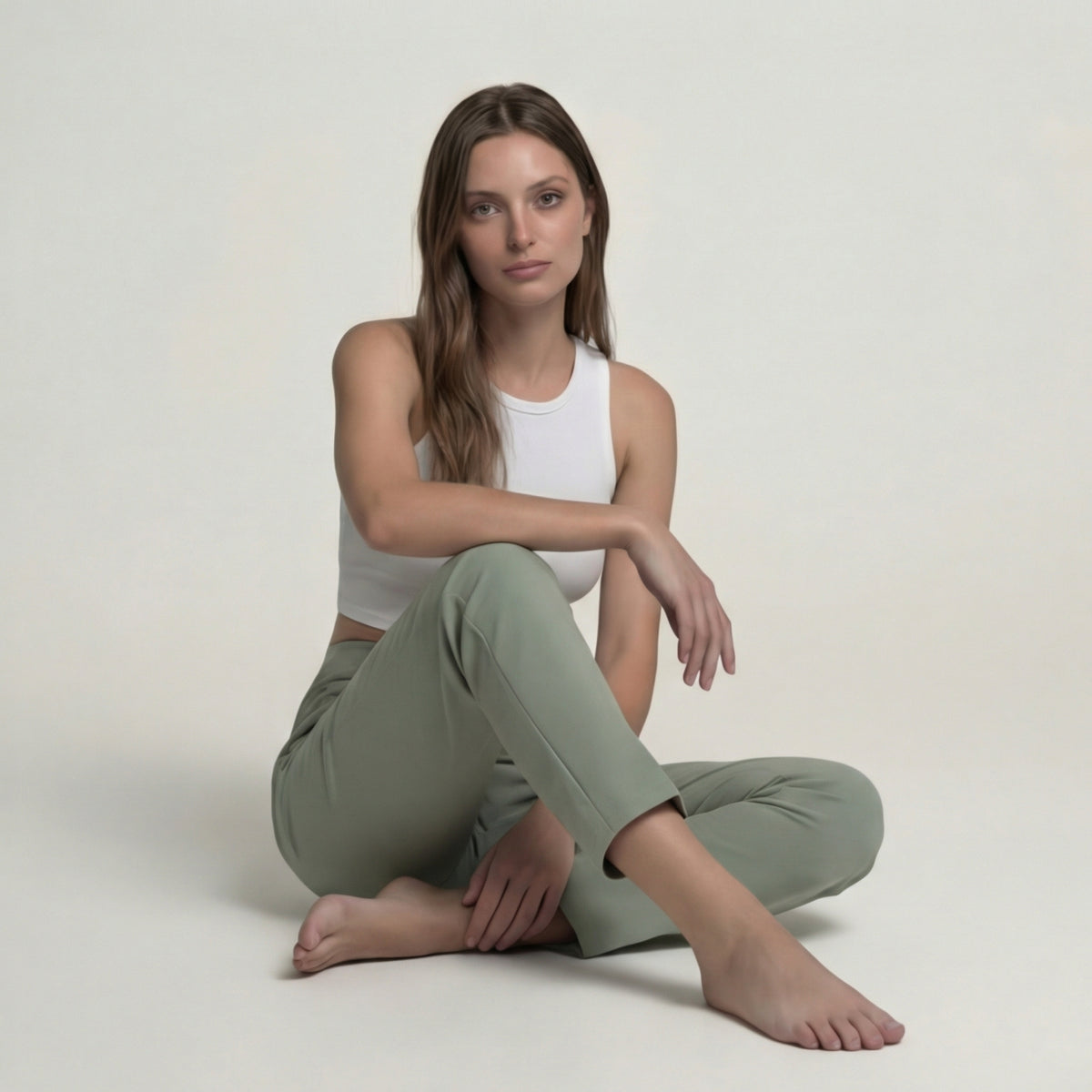 Salbeigrüne High-Waist-Hose mit Bundfalten
