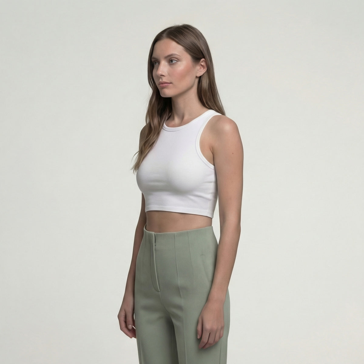 Salbeigrüne High-Waist-Hose mit Bundfalten
