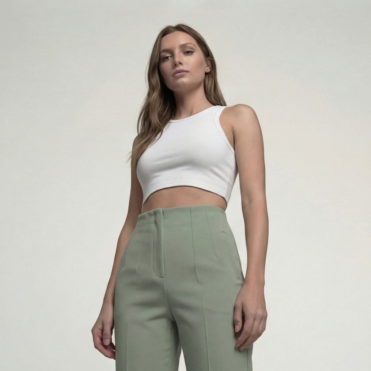 Salbeigrüne High-Waist-Hose mit Bundfalten