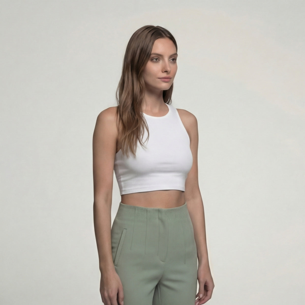 Salbeigrüne High-Waist-Hose mit Bundfalten