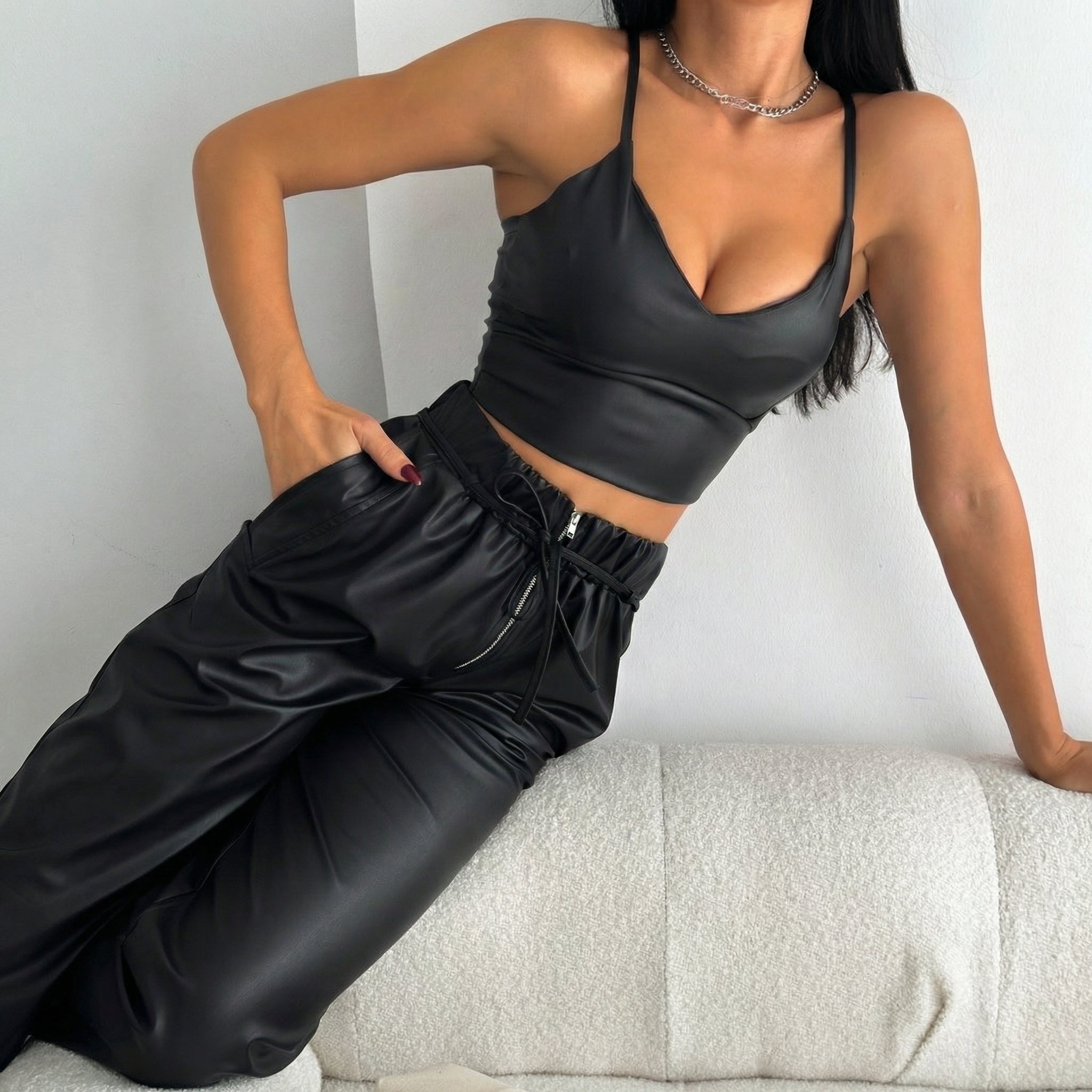 Kurzes Cami-Crop-Top mit Herzalsausschnitt in schwarzer Leder-Optik
