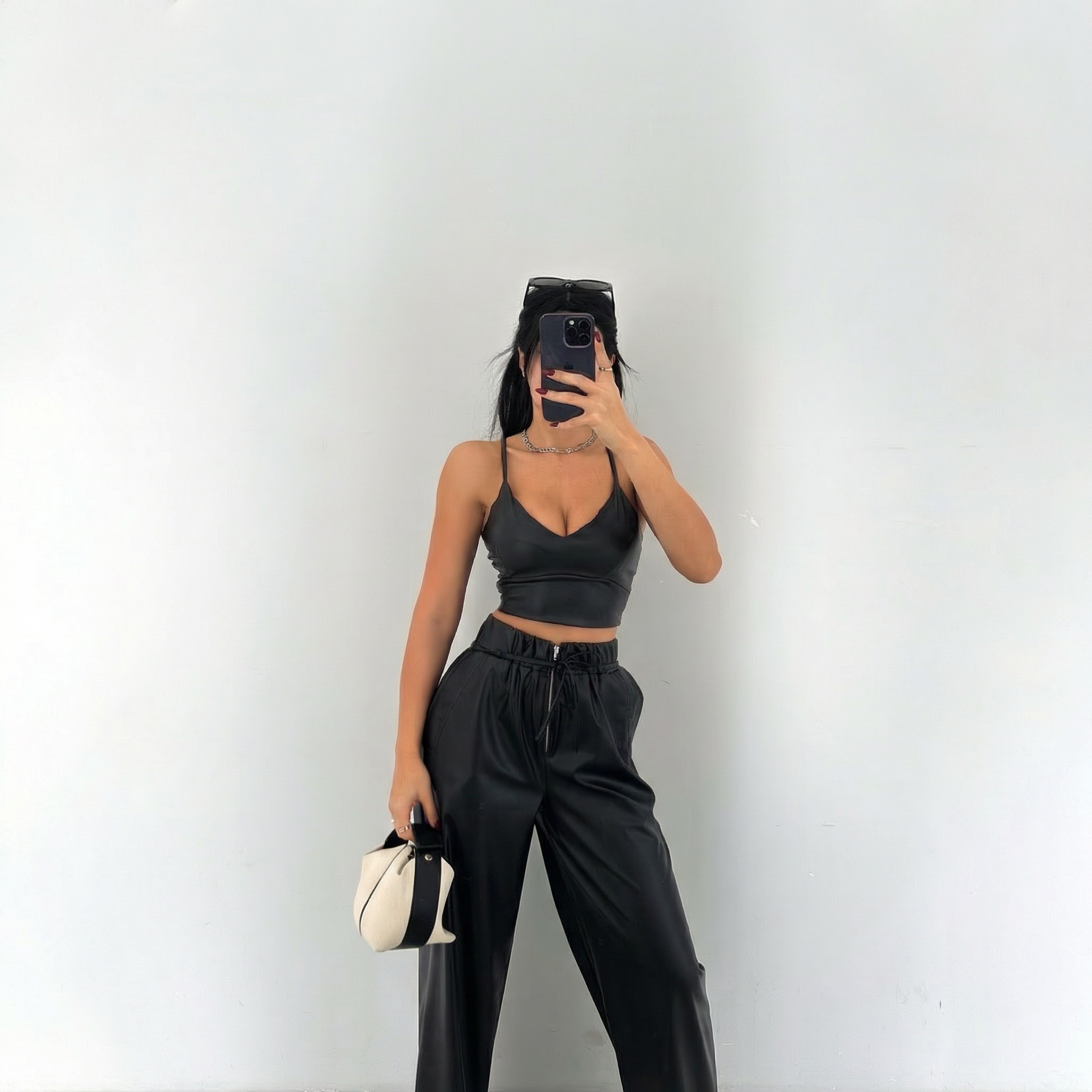 Kurzes Cami-Crop-Top mit Herzalsausschnitt in schwarzer Leder-Optik