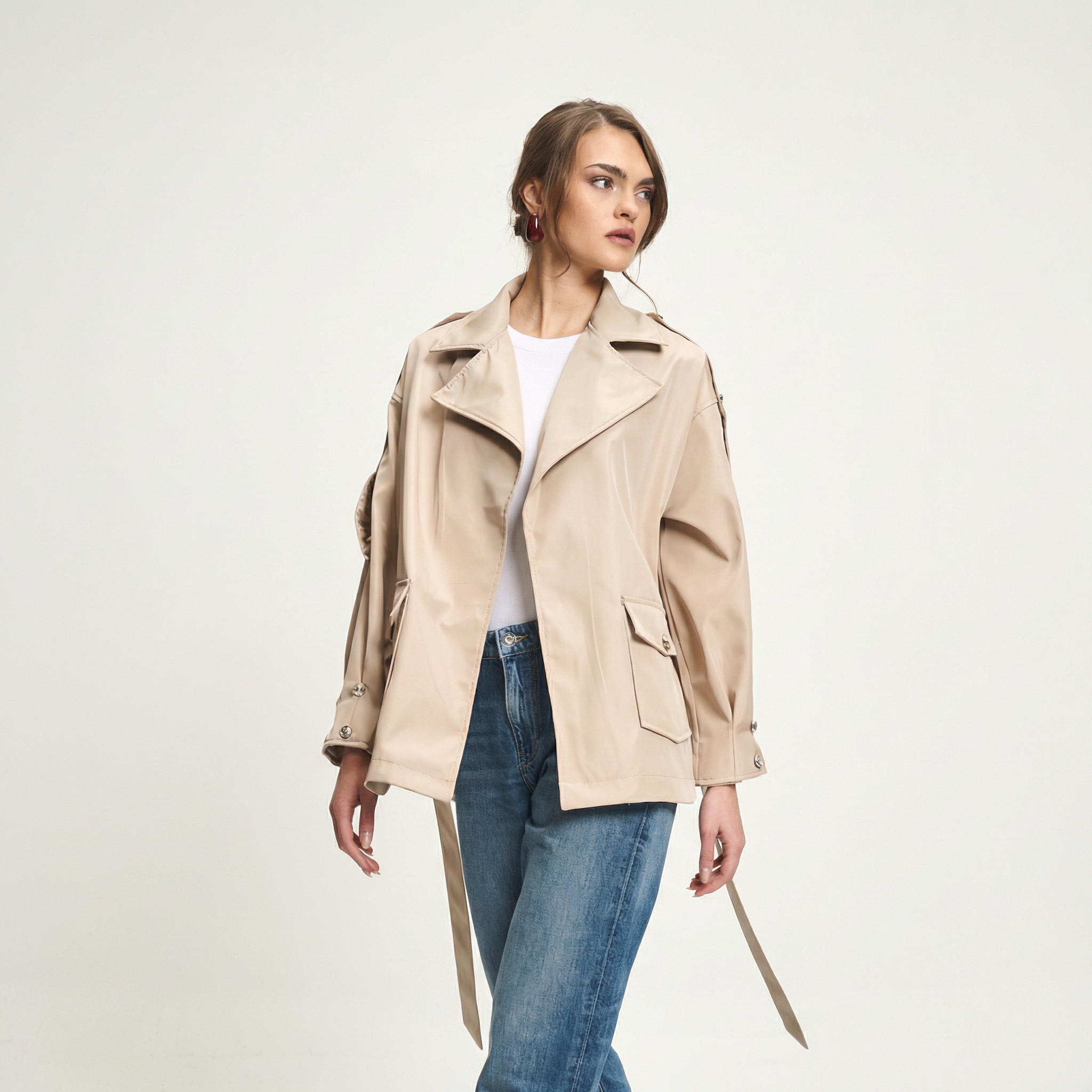 Eleganter, kurzer Trenchcoat in Beige mit regulierbarem Bindegürtel