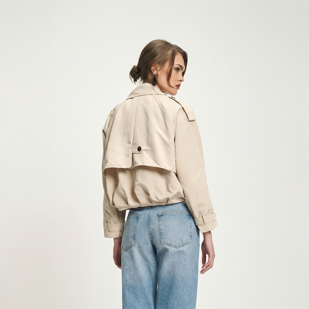 Beige, einreihig geschnittener Kurztrenchcoat mit Reverskragen