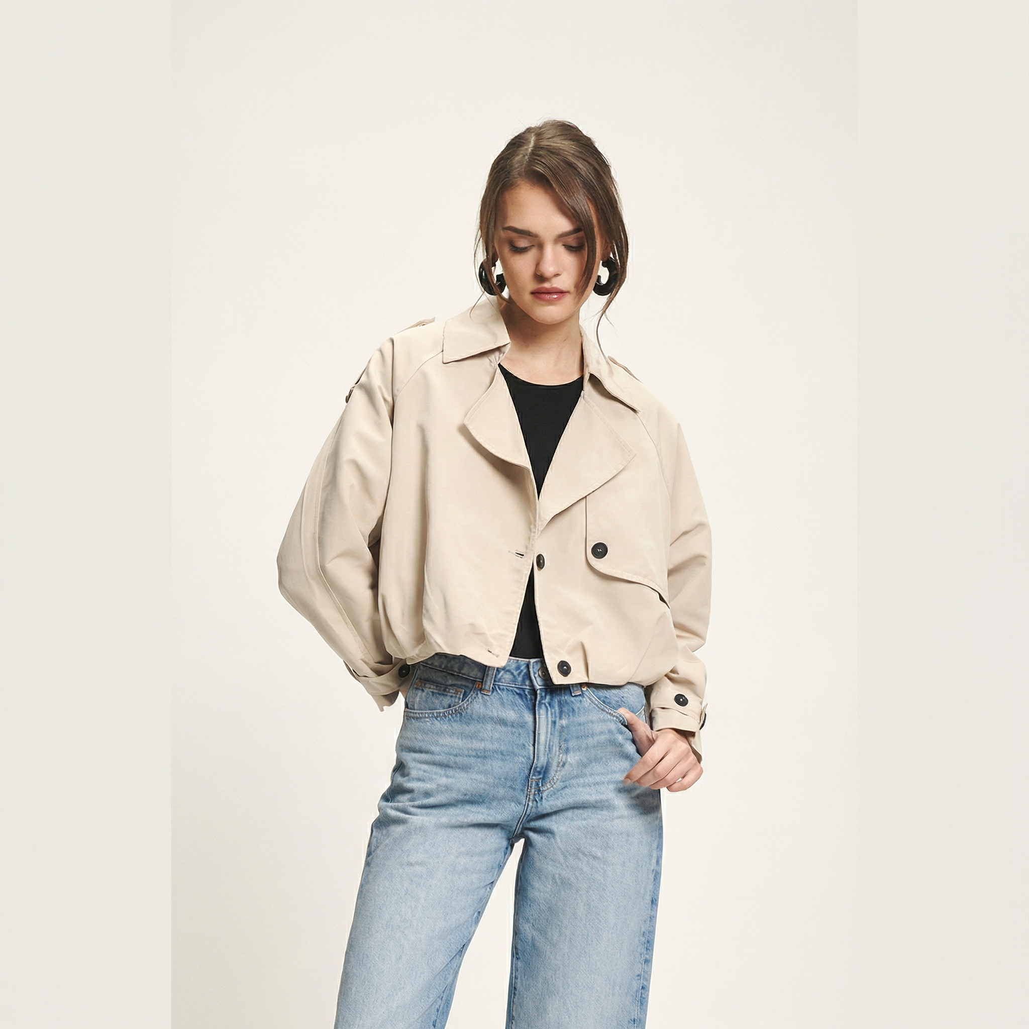 Beige, einreihig geschnittener Kurztrenchcoat mit Reverskragen