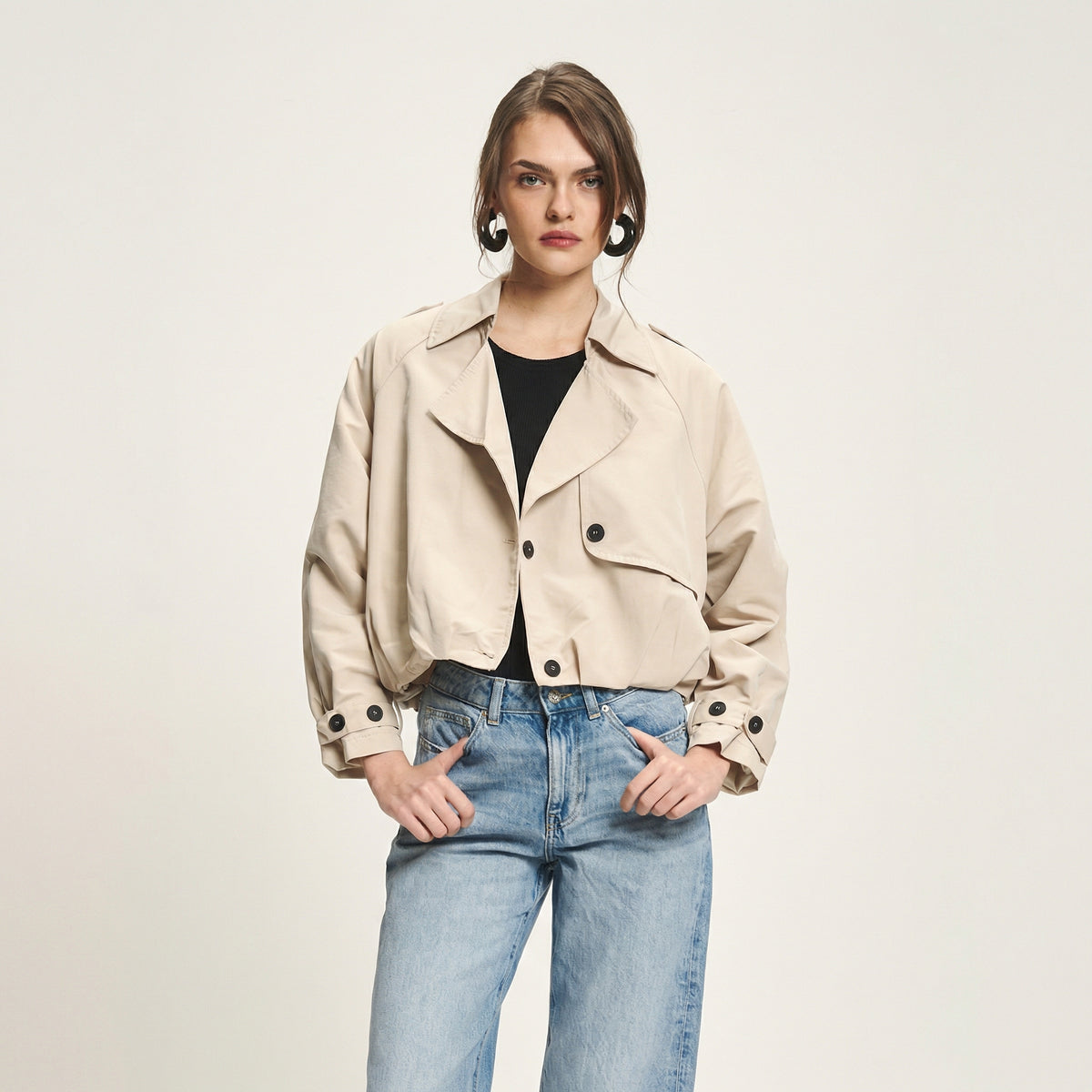 Beige, einreihig geschnittener Kurztrenchcoat mit Reverskragen