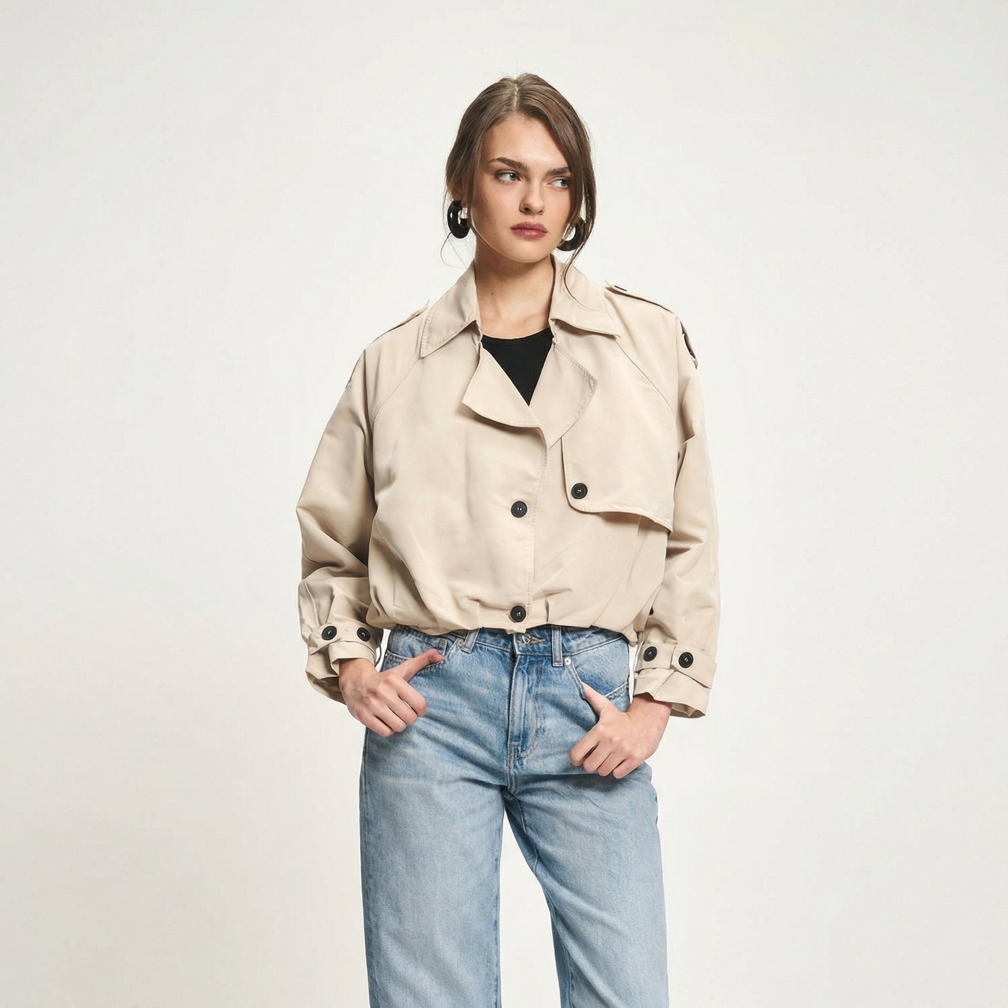 Beige, einreihig geschnittener Kurztrenchcoat mit Reverskragen