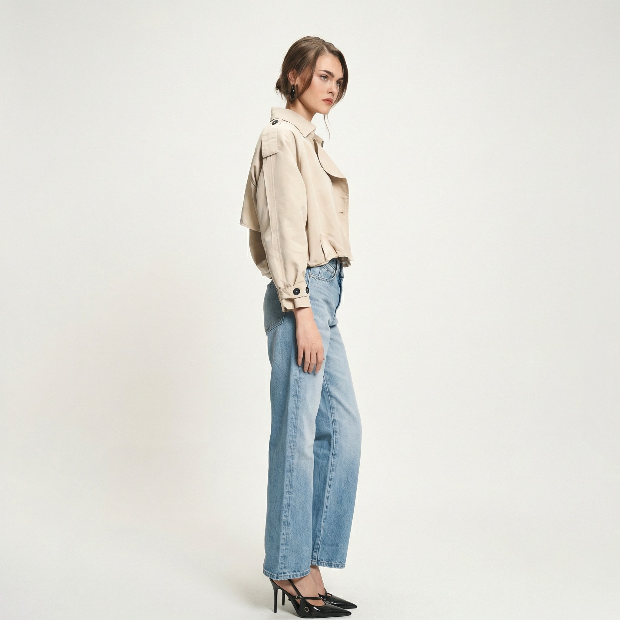 Beige, einreihig geschnittener Kurztrenchcoat mit Reverskragen