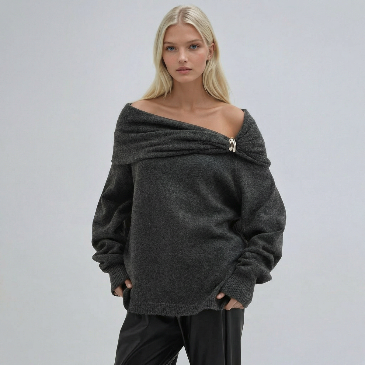 Grauer Oversized Off-Shoulder Pullover mit Spange