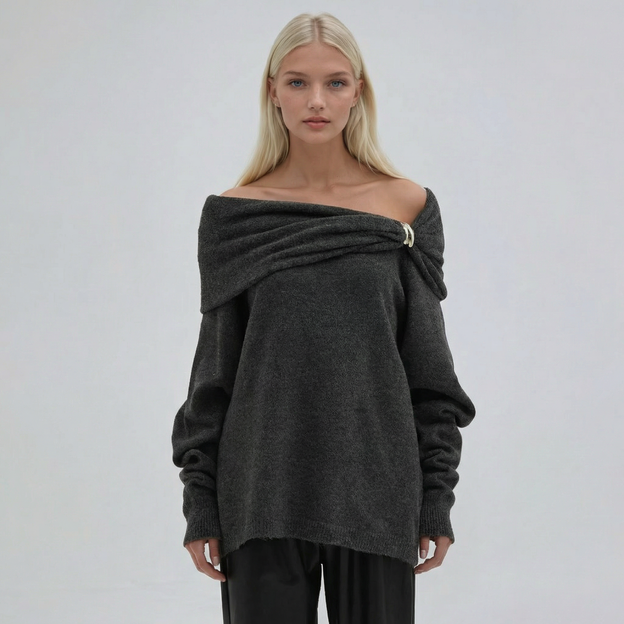 Grauer Oversized Off-Shoulder Pullover mit Spange