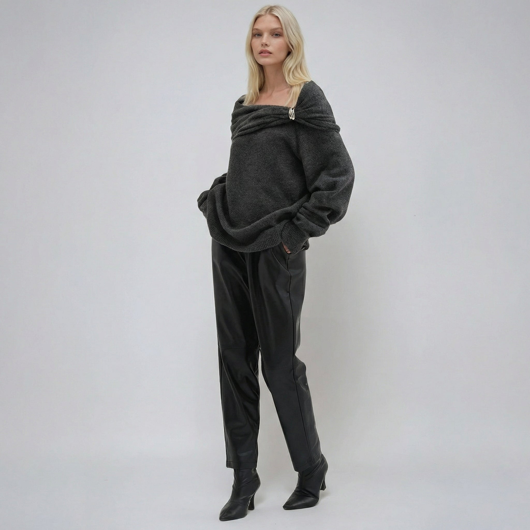 Grauer Oversized Off-Shoulder Pullover mit Spange